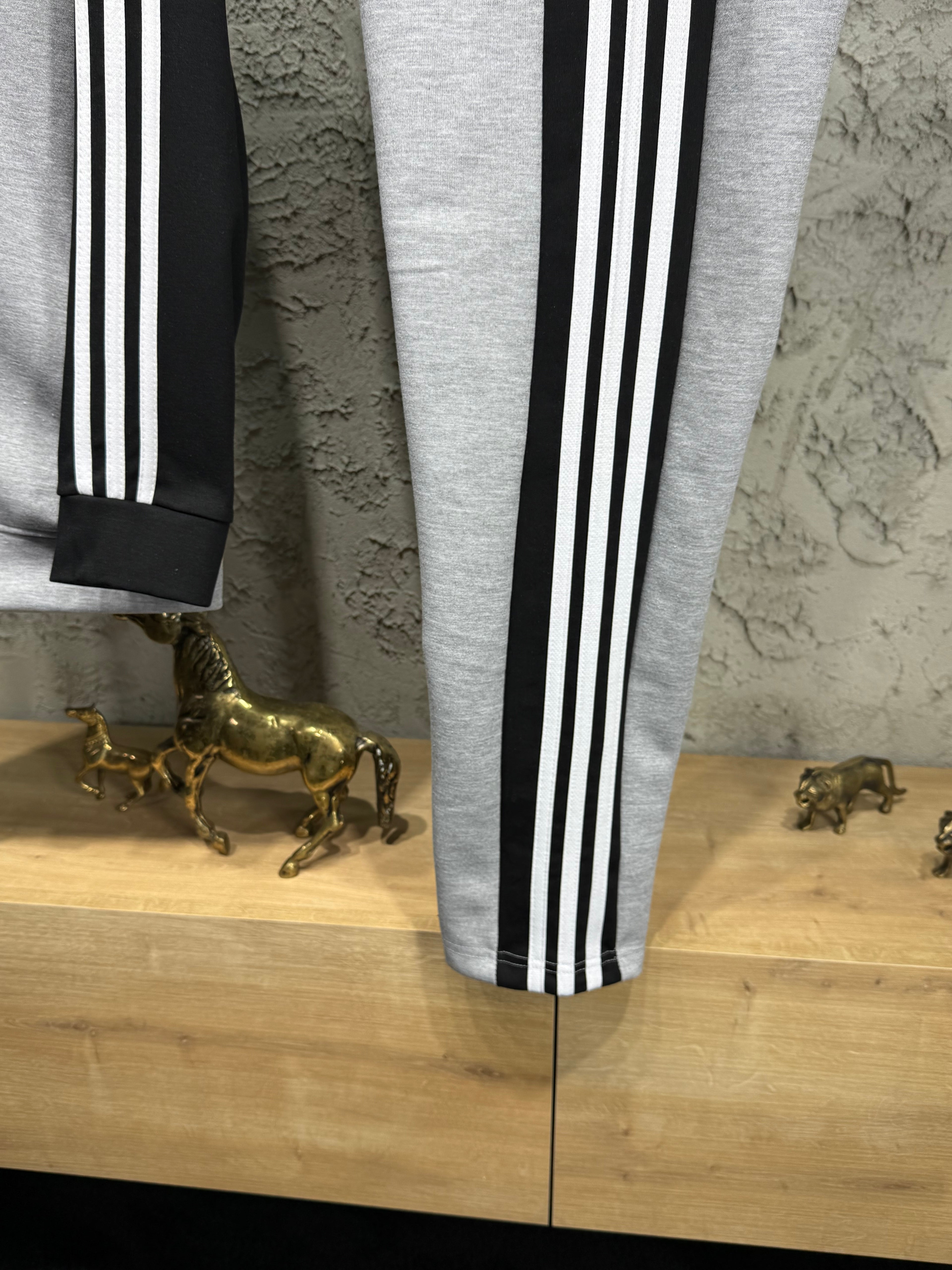 Adidas Erkek Gri-Siyah Fermuarlı Eşofman Takımı – 3 Çizgi Detaylı Premium Seri