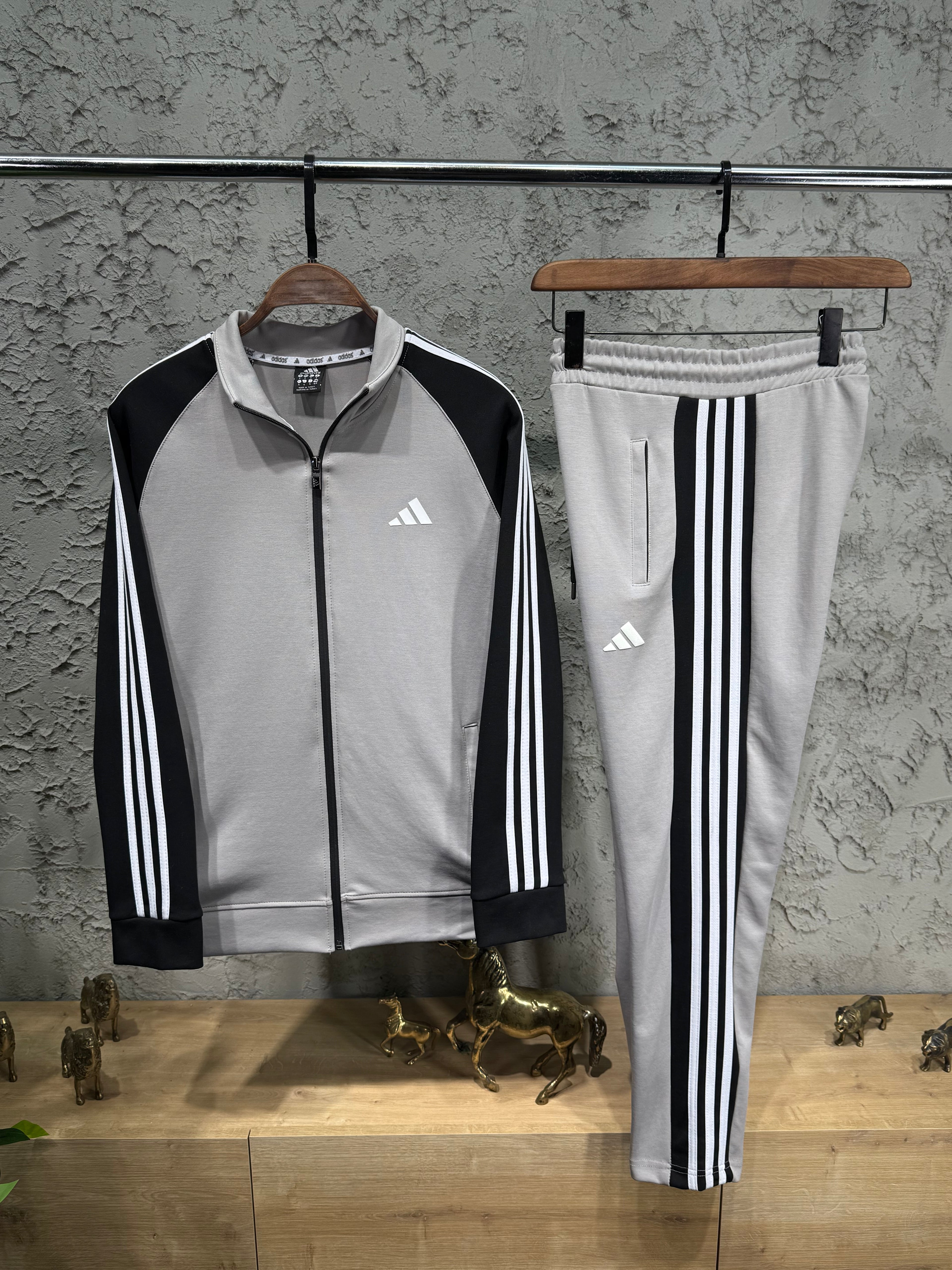 Adidas Erkek Açık Gri-Siyah Fermuarlı Eşofman Takımı – 3 Çizgi Detaylı Premium Seri