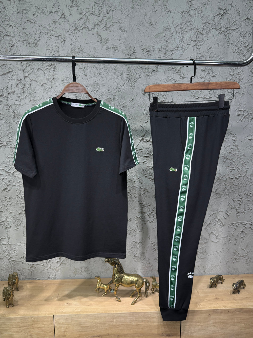 Lacoste Erkek Siyah T-Shirt & Siyah Şerit Detaylı Eşofman Takımı