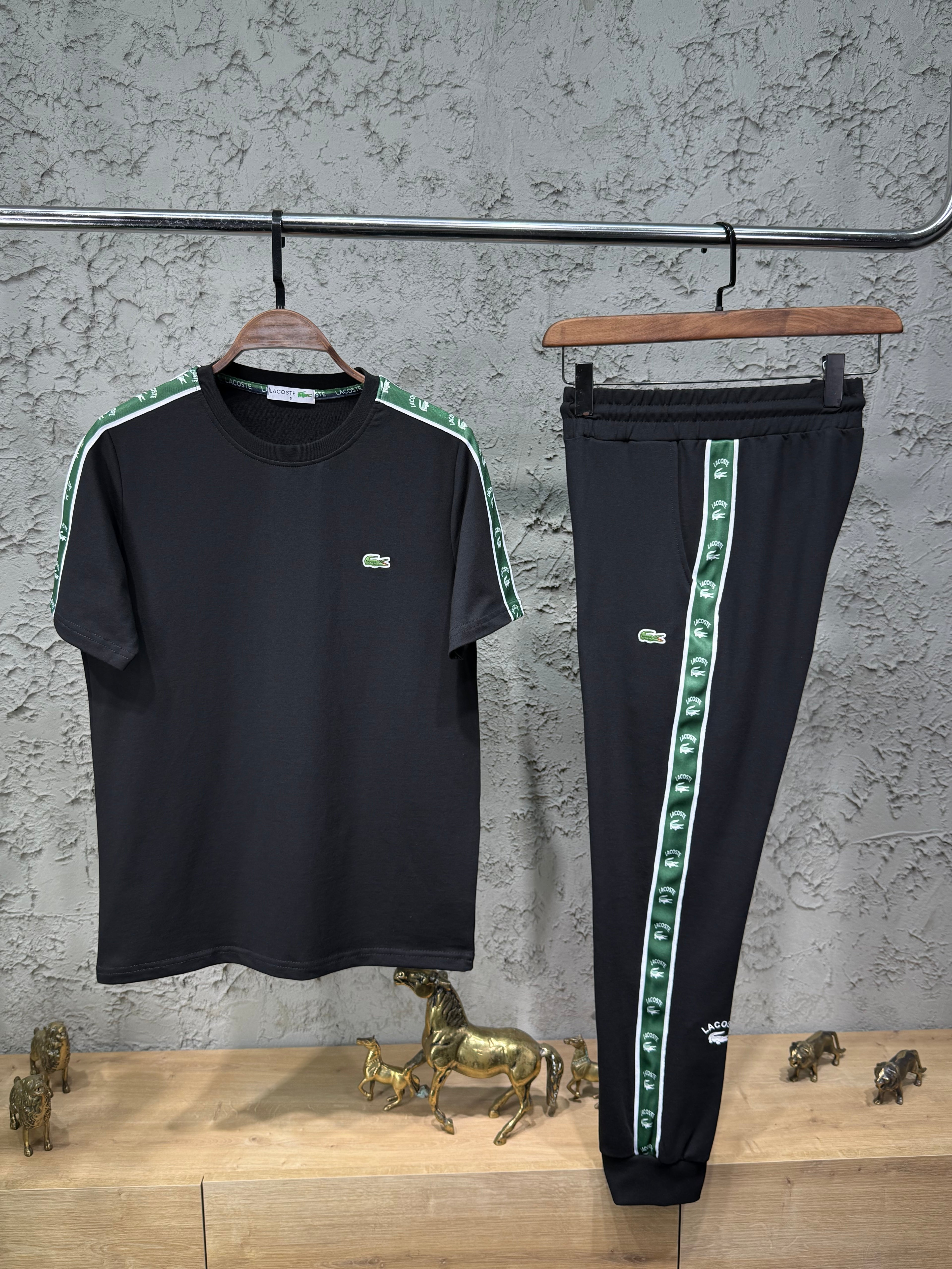 Lacoste Erkek Siyah T-Shirt & Siyah Şerit Detaylı Eşofman Takımı