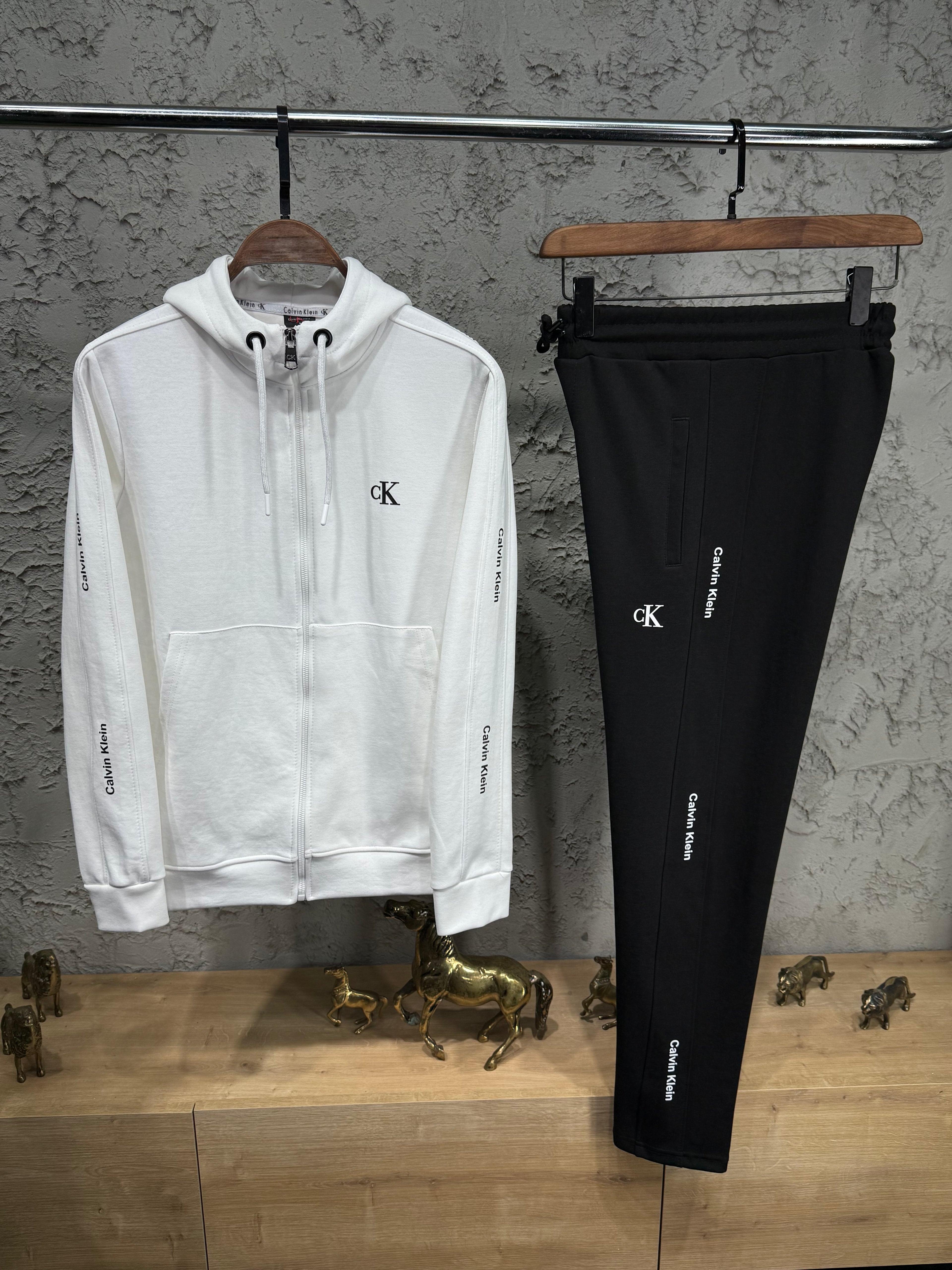 Calvin Klein Erkek Beyaz-Siyah Kapüşonlu Eşofman Takımı – Logolu Premium Seri
