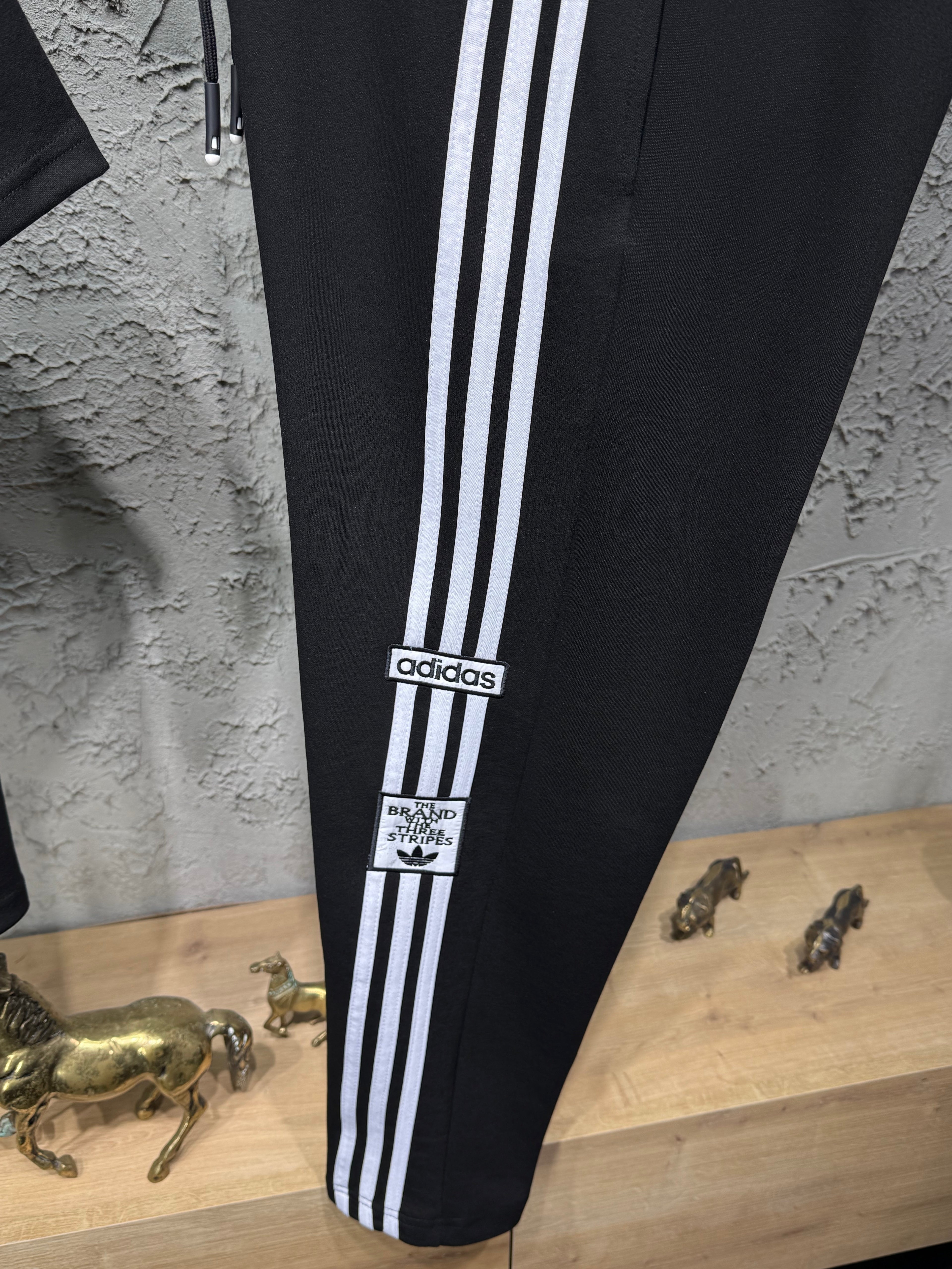 Adidas Nakışlı Siyah T-shirt & Eşofman Takımı