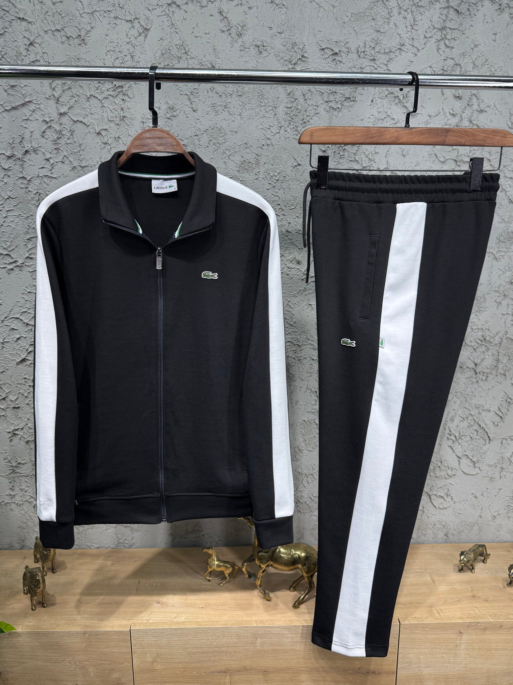 Lacoste Erkek Siyah-Beyaz Fermuarlı Eşofman Takımı – Premium Seri