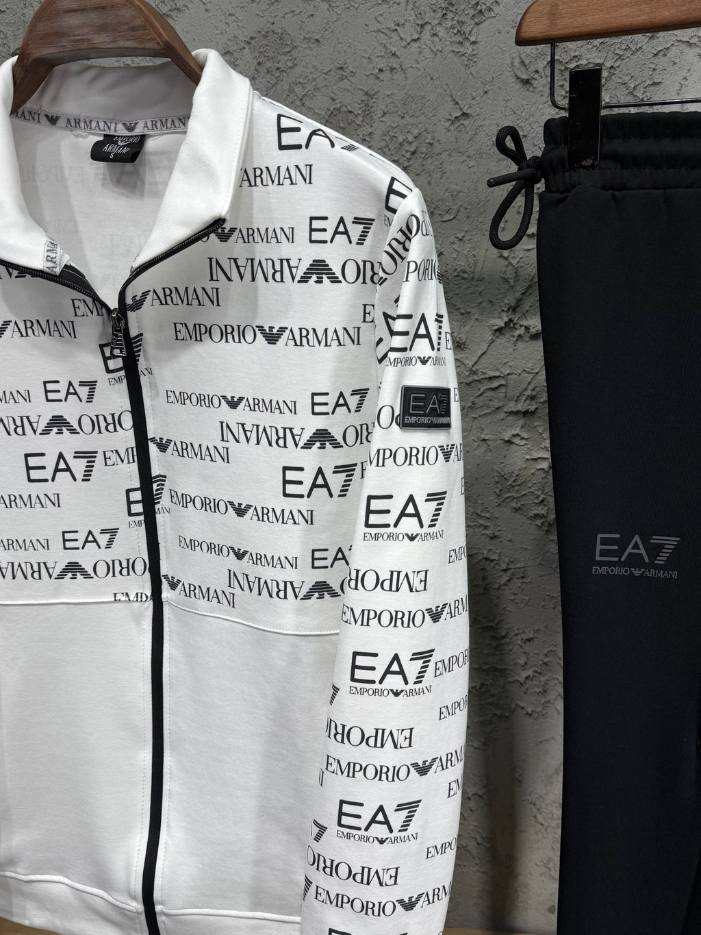 Emporio Armani EA7 Erkek Beyaz-Siyah Logolu Eşofman Takımı – Premium Seri