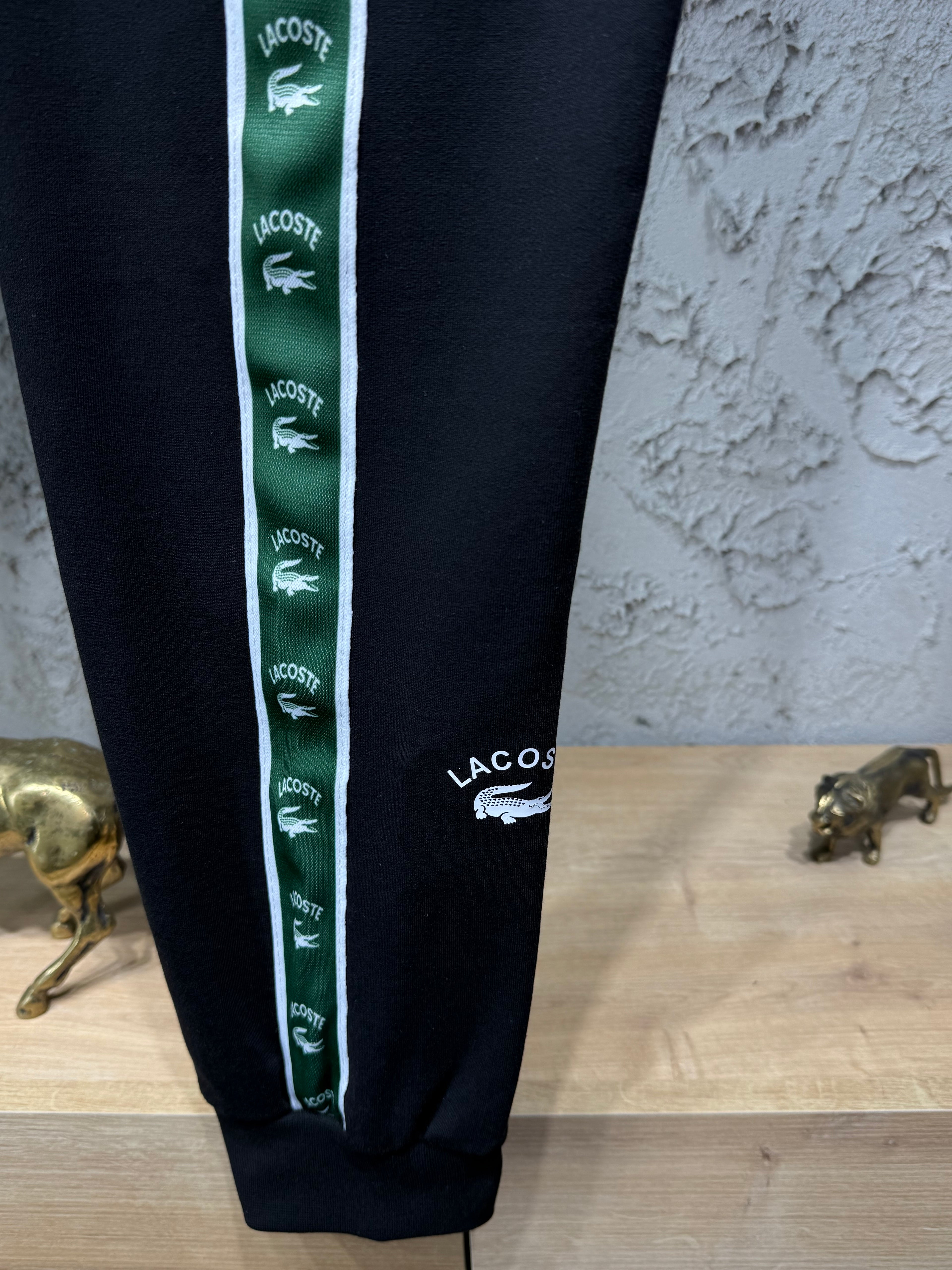 Lacoste Erkek Siyah T-Shirt & Siyah Şerit Detaylı Eşofman Takımı