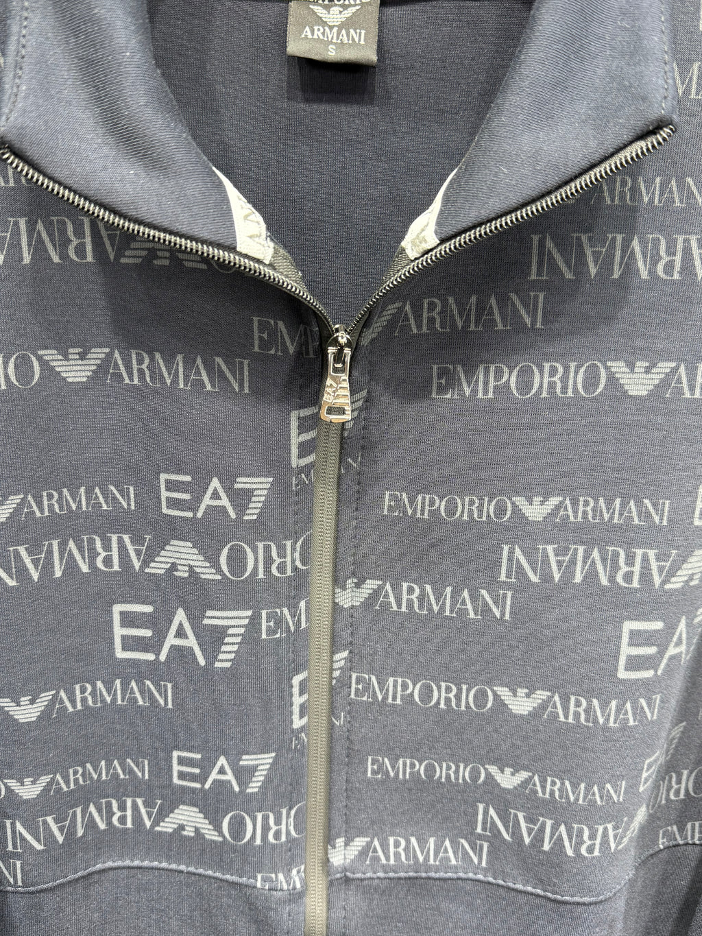 Emporio Armani EA7 Erkek Lacivert Logolu Eşofman Takımı – Premium Seri