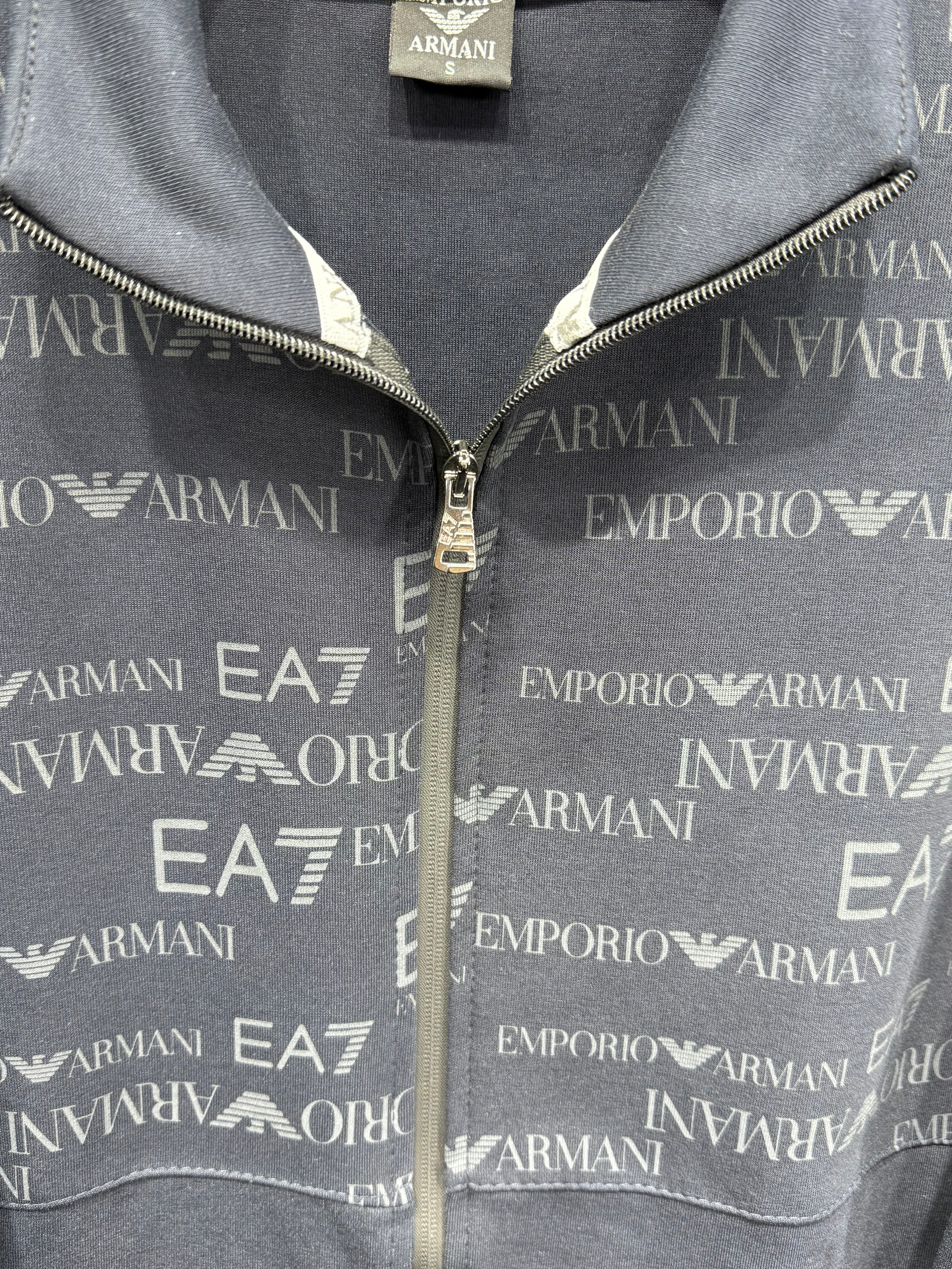 Emporio Armani EA7 Erkek Lacivert Logolu Eşofman Takımı – Premium Seri