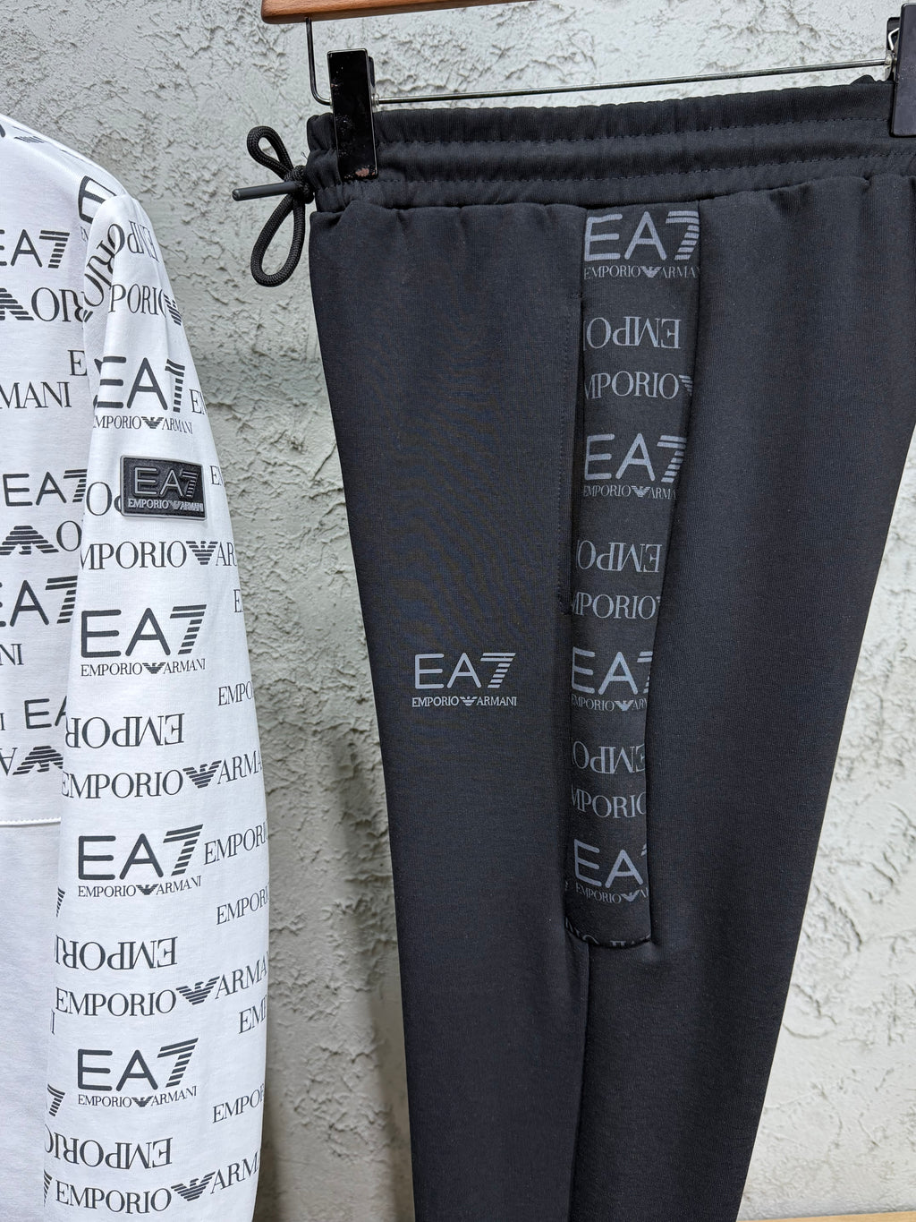 Emporio Armani EA7 Erkek Beyaz-Siyah Logolu Eşofman Takımı – Premium Seri