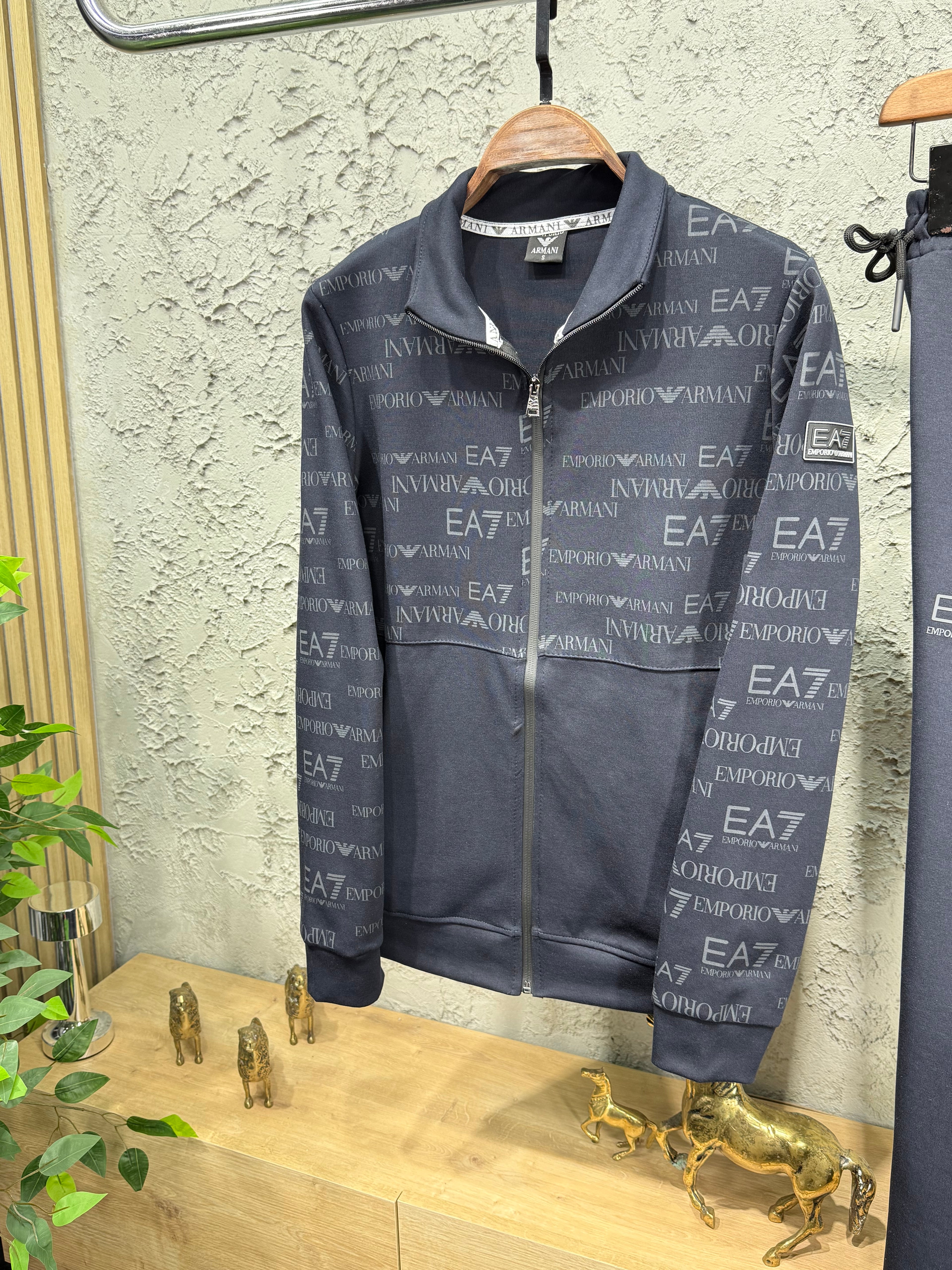 Emporio Armani EA7 Erkek Lacivert Logolu Eşofman Takımı – Premium Seri