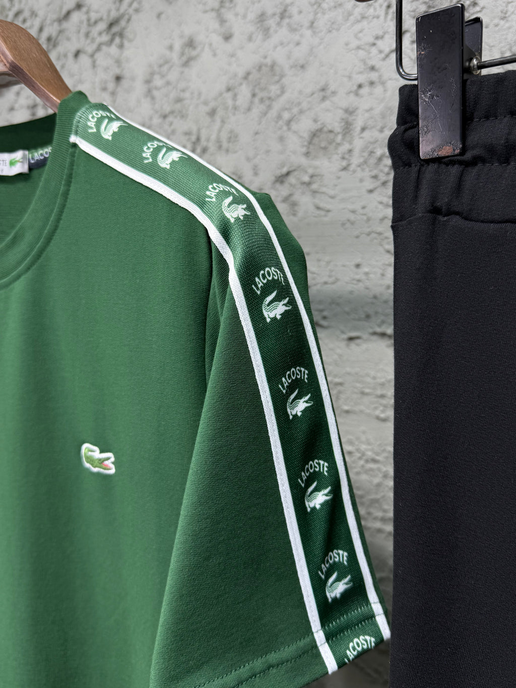 Lacoste Erkek Yeşil T-Shirt & Siyah Şerit Detaylı Eşofman Takımı