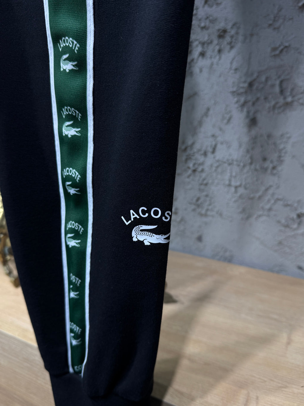 Lacoste Erkek Beyaz T-Shirt & Siyah Şerit Detaylı Eşofman Takımı