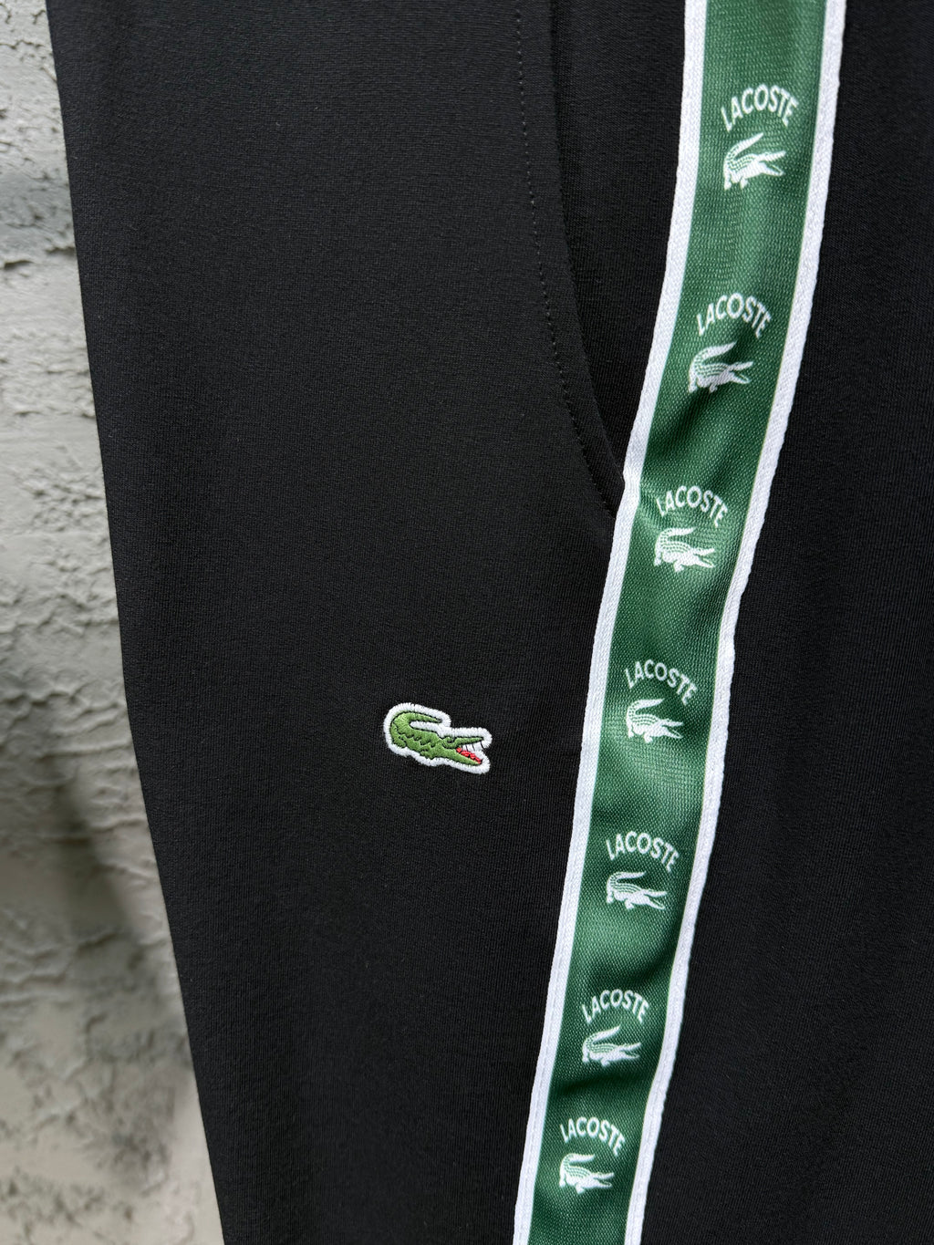 Lacoste Erkek Siyah T-Shirt & Siyah Şerit Detaylı Eşofman Takımı