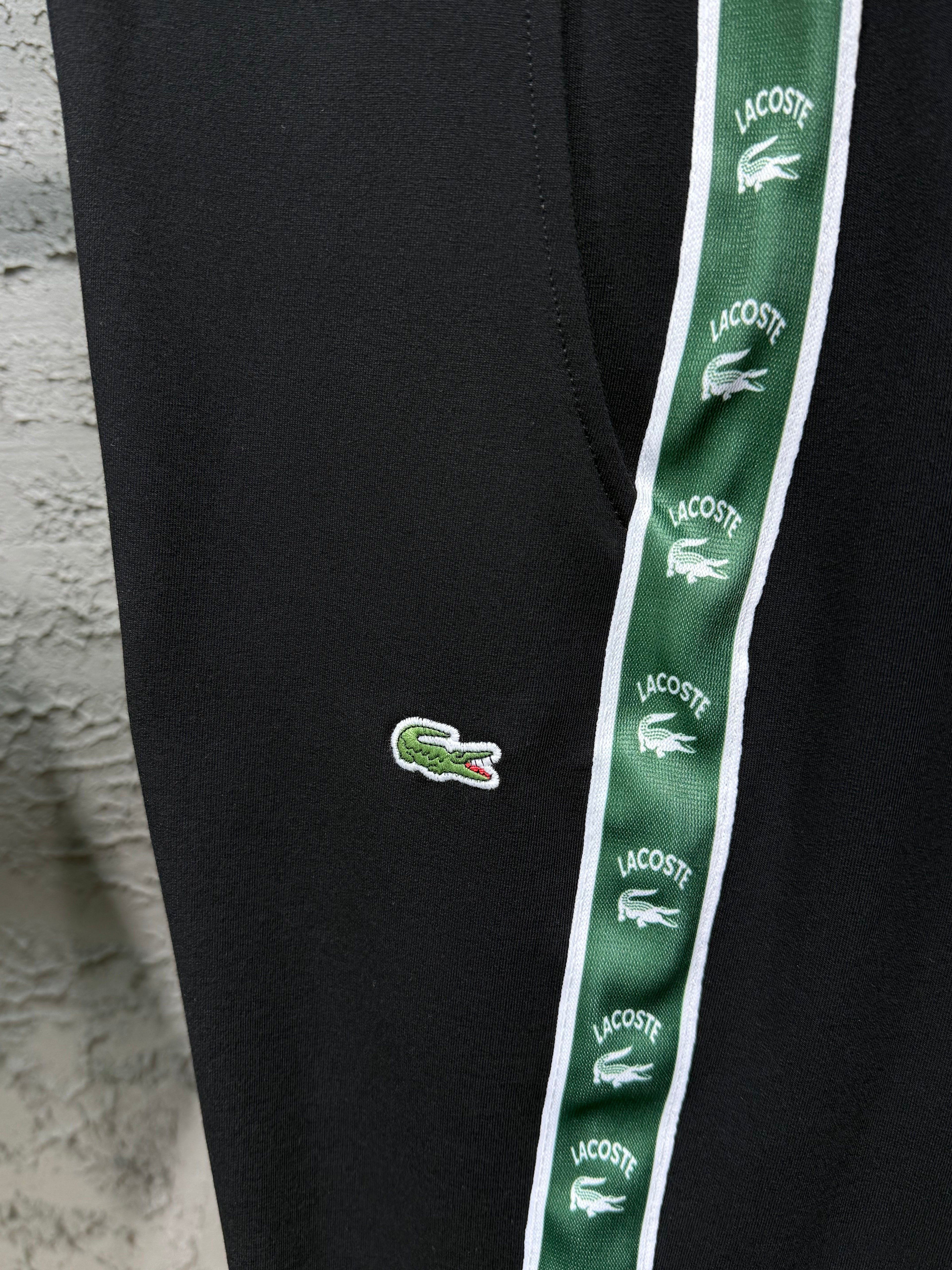 Lacoste Erkek Siyah T-Shirt & Siyah Şerit Detaylı Eşofman Takımı
