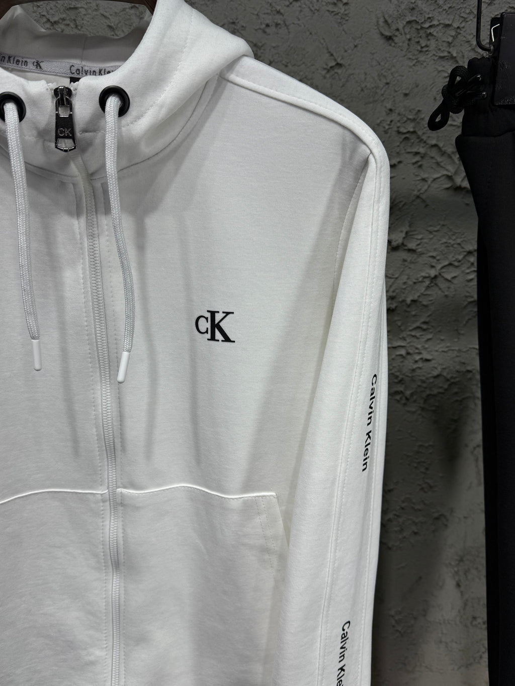 Calvin Klein Erkek Beyaz-Siyah Kapüşonlu Eşofman Takımı – Logolu Premium Seri