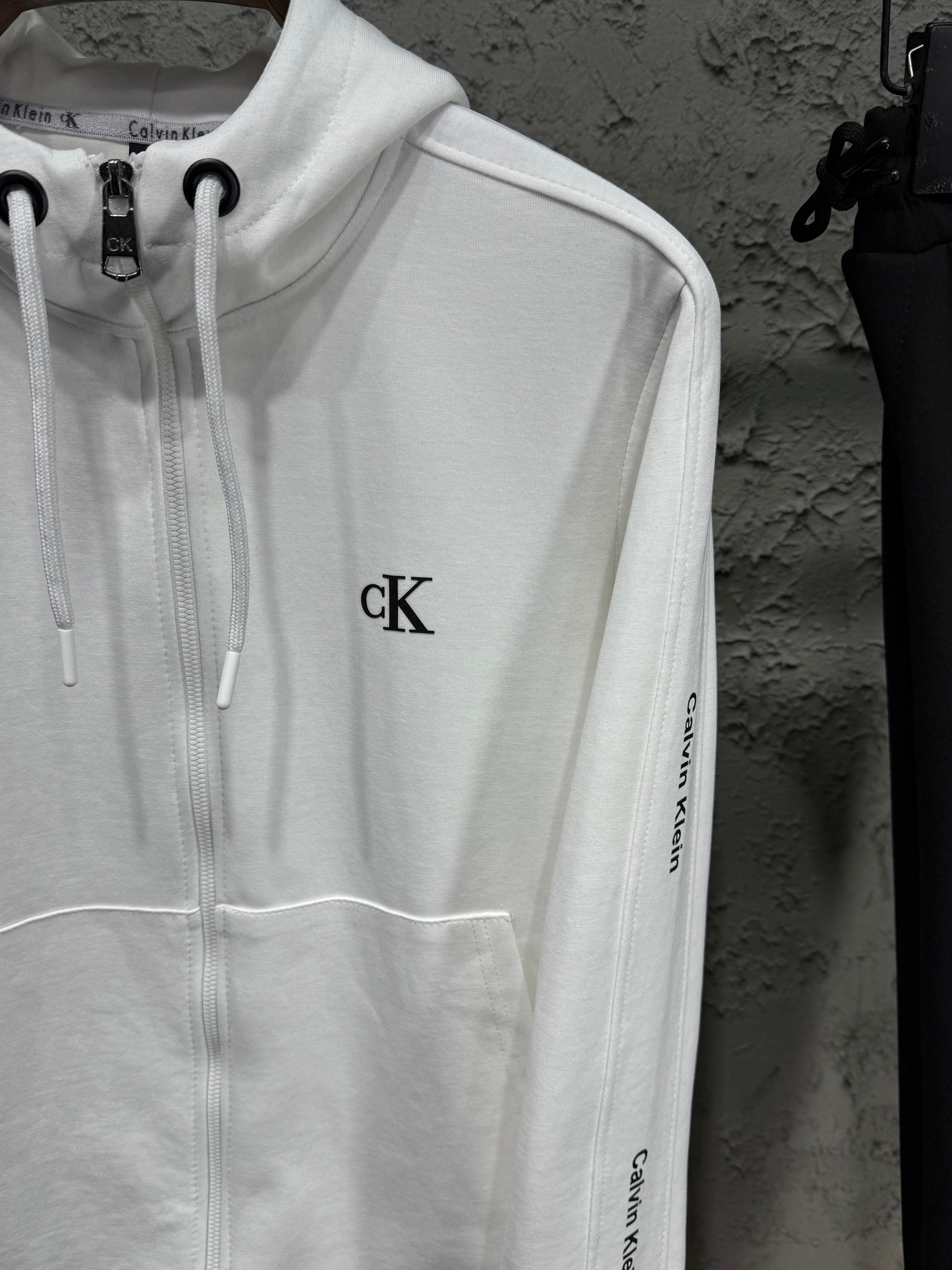 Calvin Klein Erkek Beyaz-Siyah Kapüşonlu Eşofman Takımı – Logolu Premium Seri