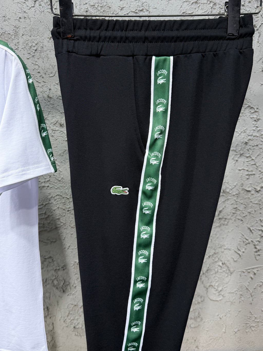 Lacoste Erkek Beyaz T-Shirt & Siyah Şerit Detaylı Eşofman Takımı