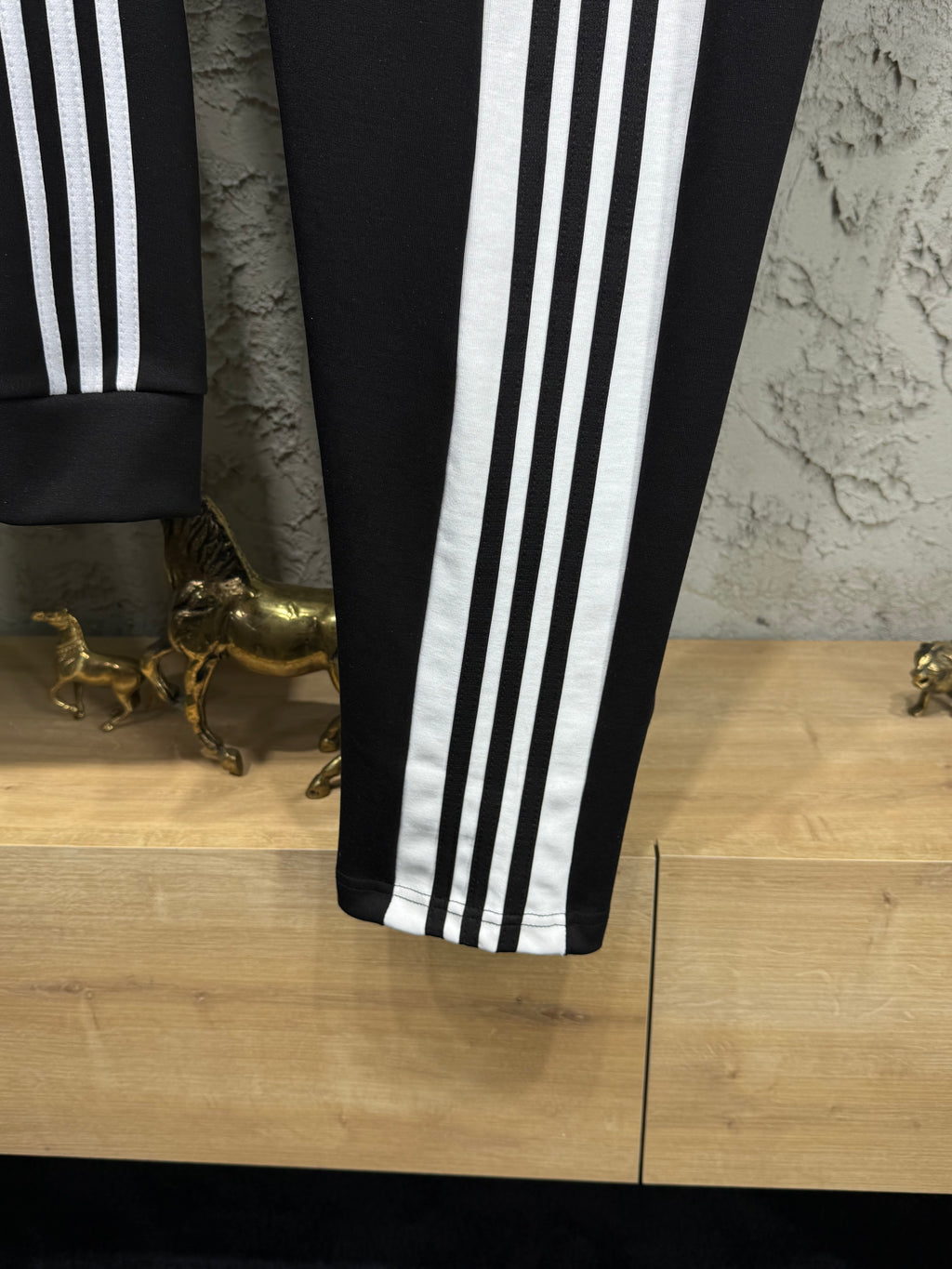 Adidas Erkek Beyaz-Siyah Fermuarlı Eşofman Takımı – 3 Çizgi Detaylı Premium Seri