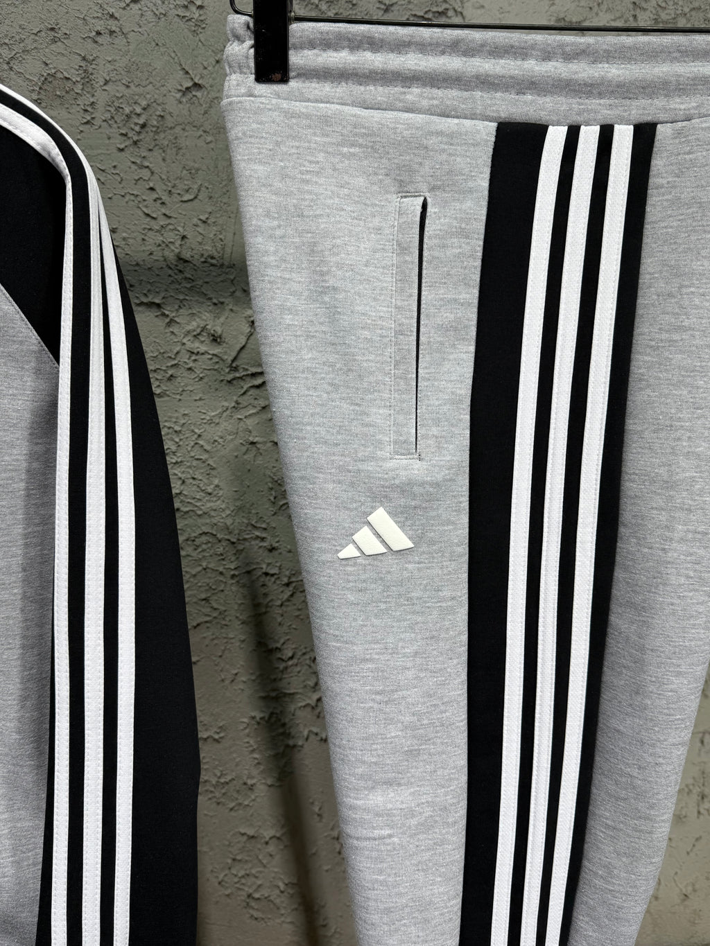 Adidas Erkek Gri-Siyah Fermuarlı Eşofman Takımı – 3 Çizgi Detaylı Premium Seri