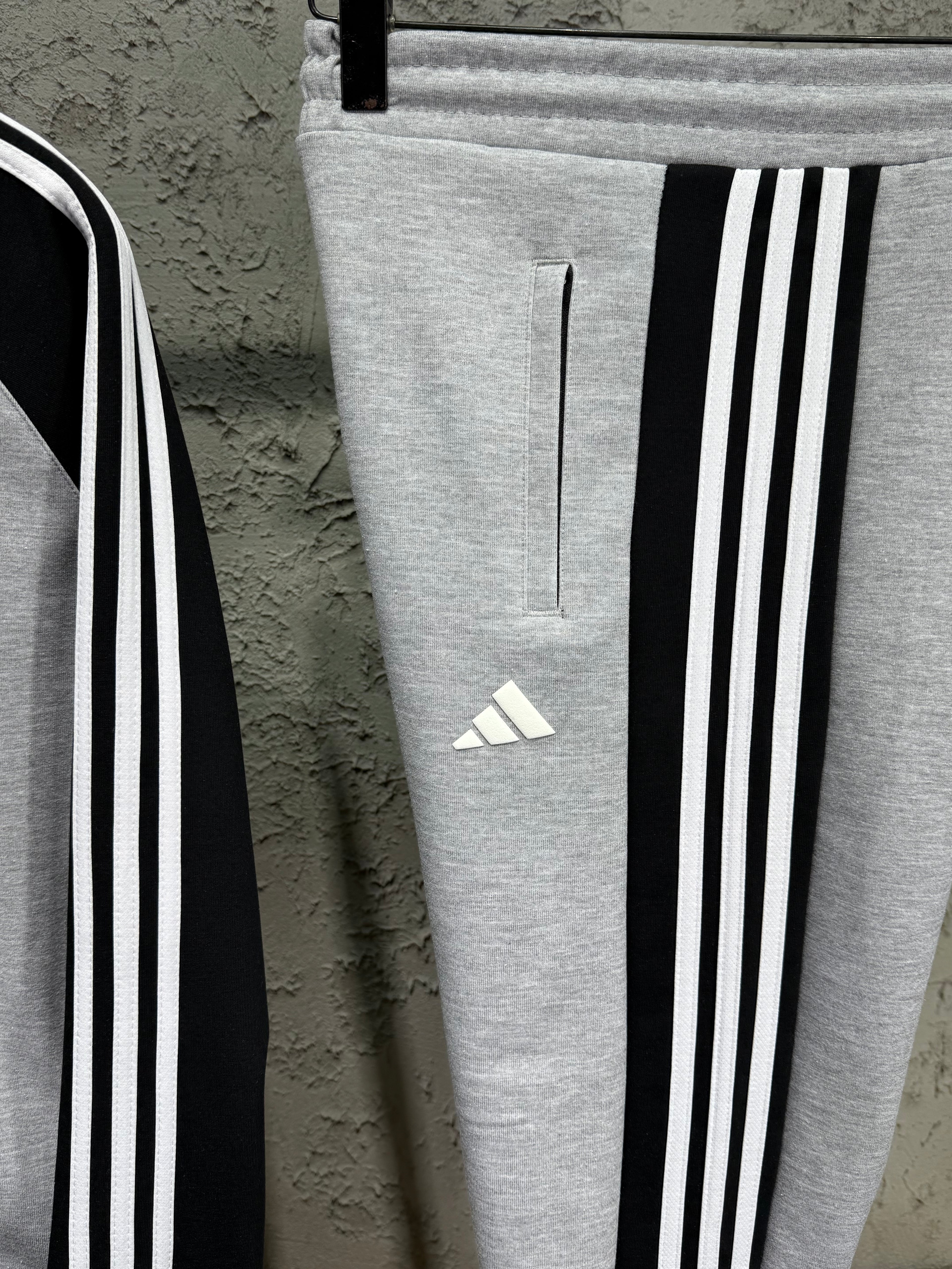Adidas Erkek Gri-Siyah Fermuarlı Eşofman Takımı – 3 Çizgi Detaylı Premium Seri