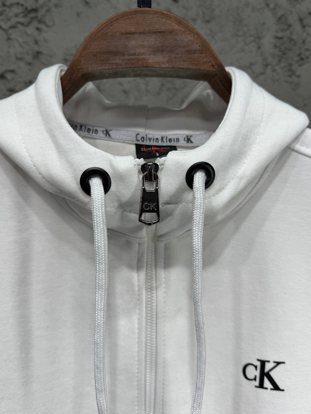 Calvin Klein Erkek Beyaz-Siyah Kapüşonlu Eşofman Takımı – Logolu Premium Seri