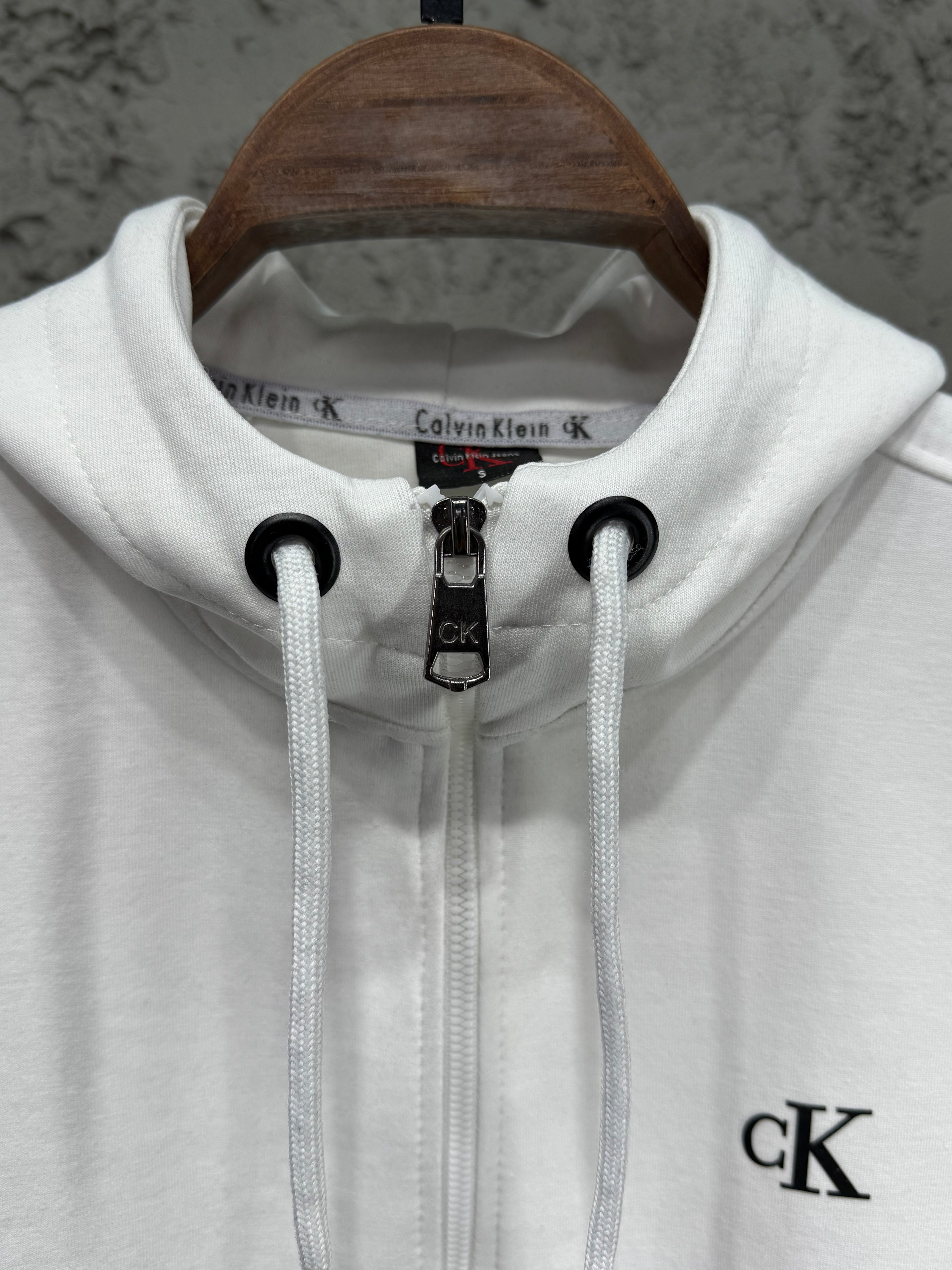 Calvin Klein Erkek Beyaz-Siyah Kapüşonlu Eşofman Takımı – Logolu Premium Seri