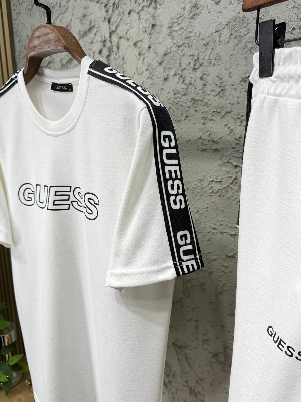 Guess Şeritli Beyaz T-shirt & Eşofman Takımı