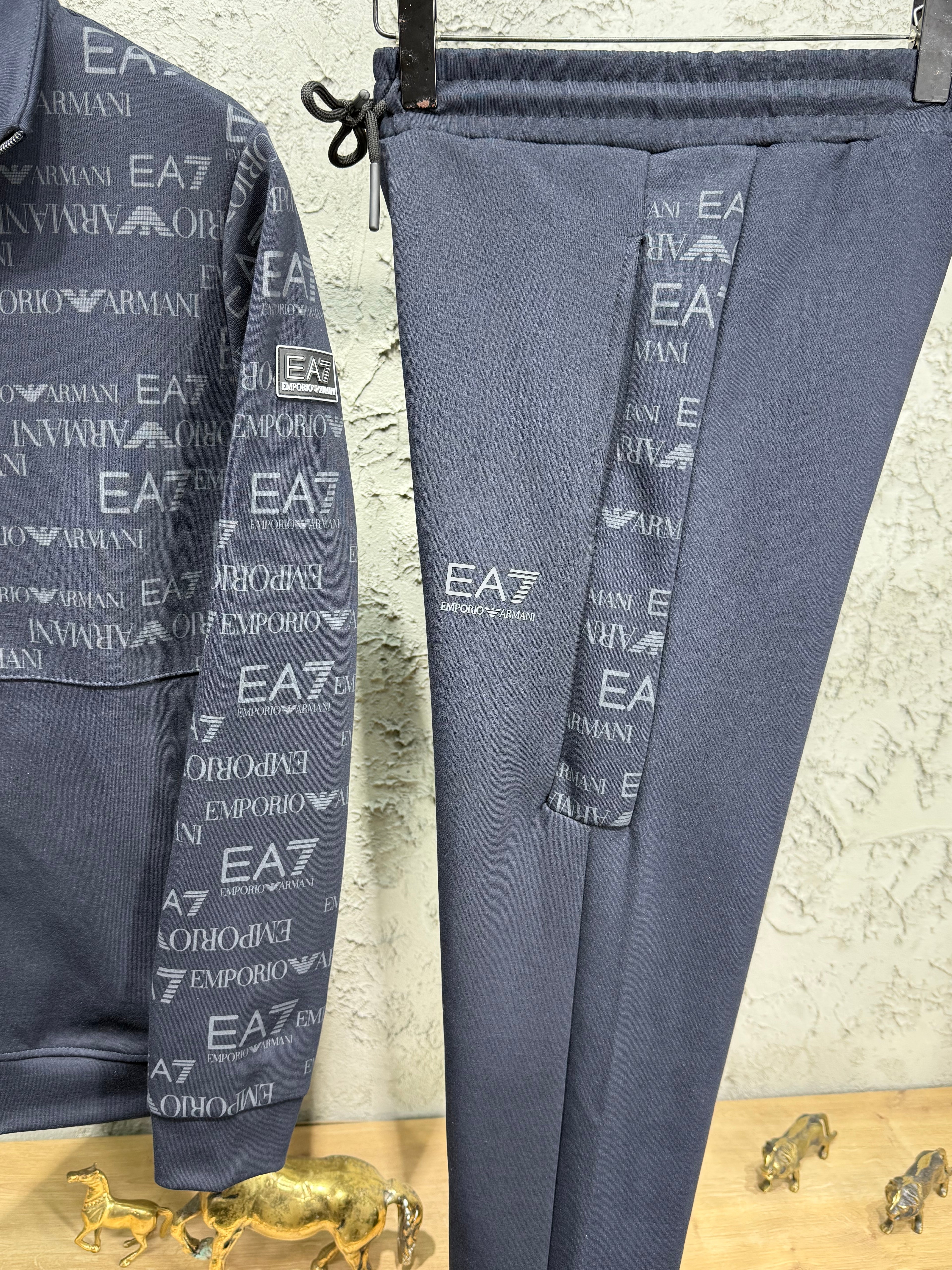 Emporio Armani EA7 Erkek Lacivert Logolu Eşofman Takımı – Premium Seri