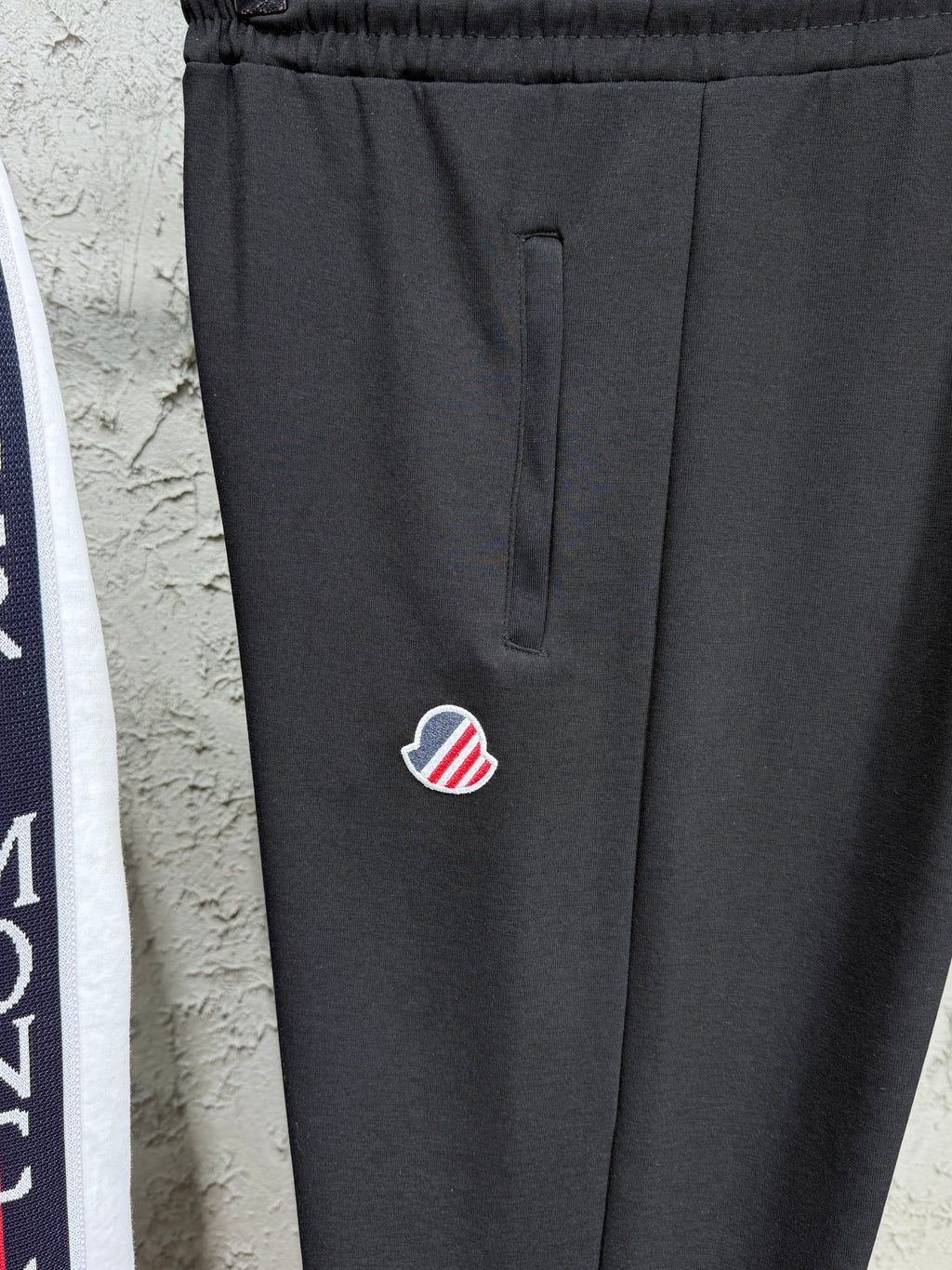 Moncler Erkek Beyaz-Siyah Fermuarlı Eşofman Takımı – Logo Detaylı Premium Seri