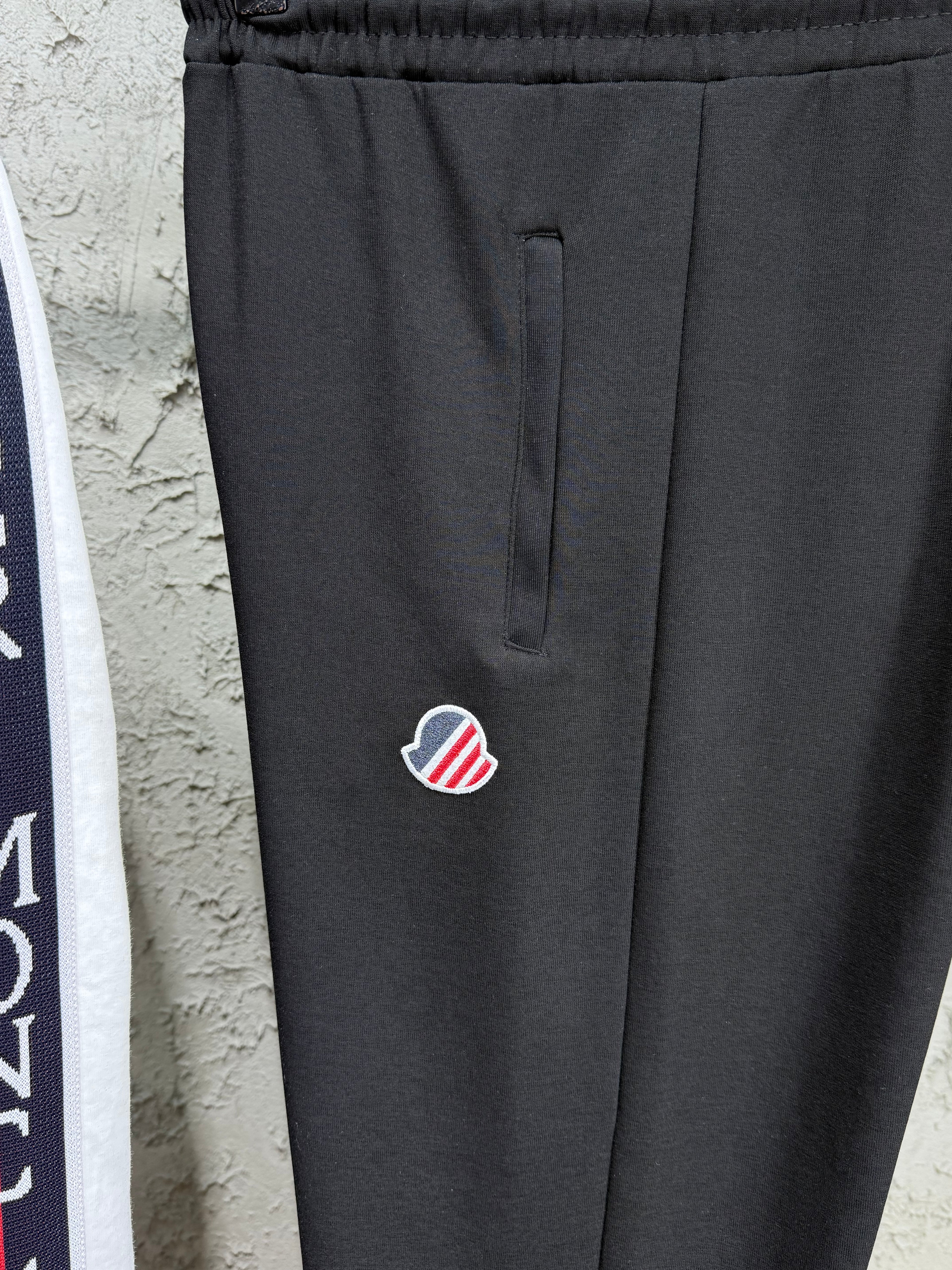 Moncler Erkek Beyaz-Siyah Fermuarlı Eşofman Takımı – Logo Detaylı Premium Seri