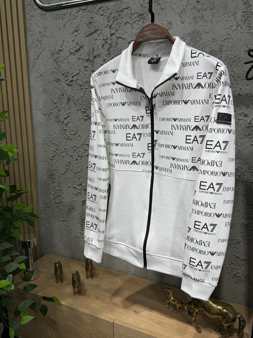 Emporio Armani EA7 Erkek Beyaz-Siyah Logolu Eşofman Takımı – Premium Seri