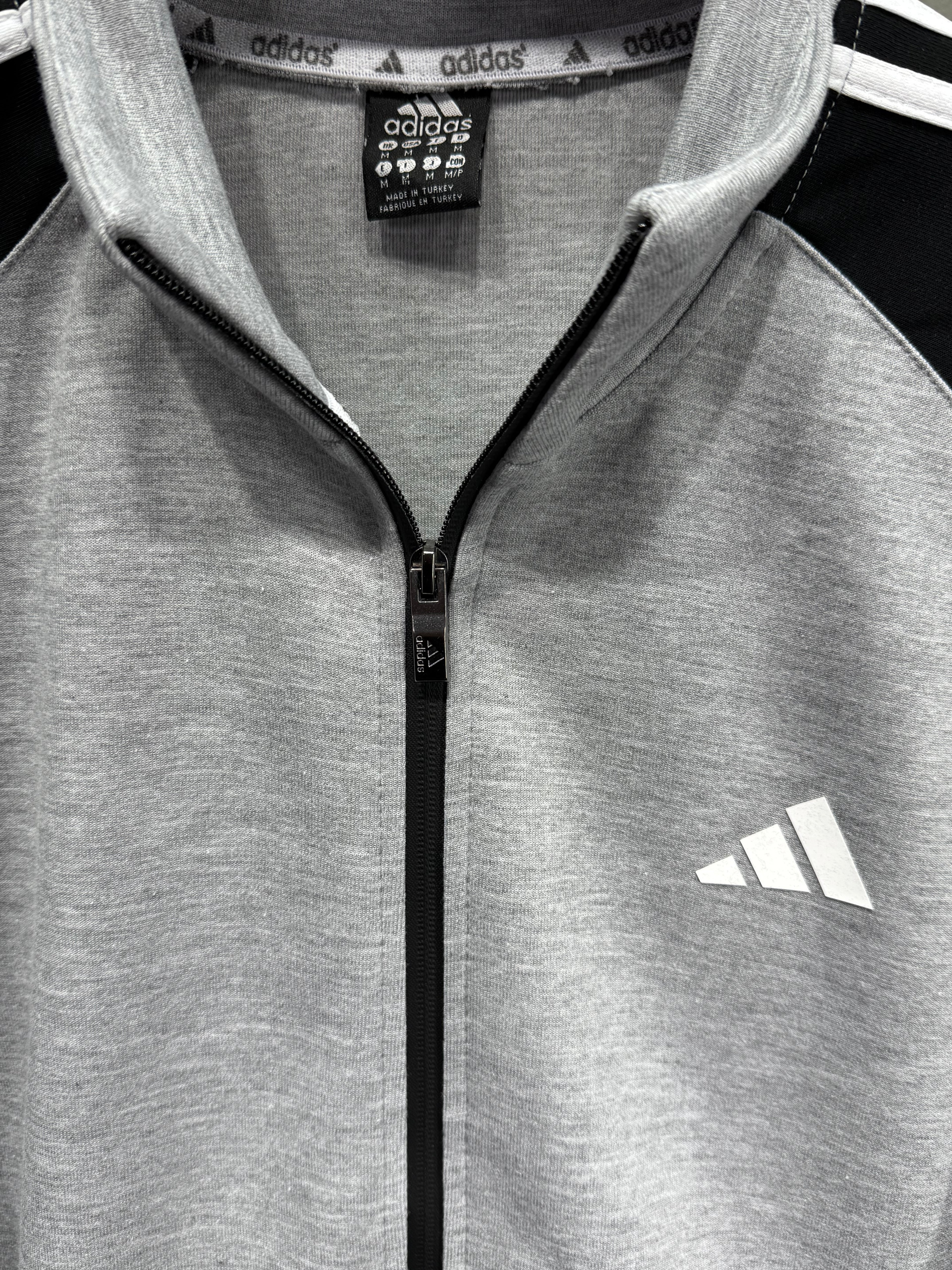 Adidas Erkek Gri-Siyah Fermuarlı Eşofman Takımı – 3 Çizgi Detaylı Premium Seri