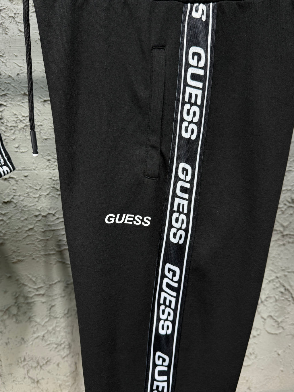 Guess Şeritli Siyah T-shirt & Eşofman Takımı