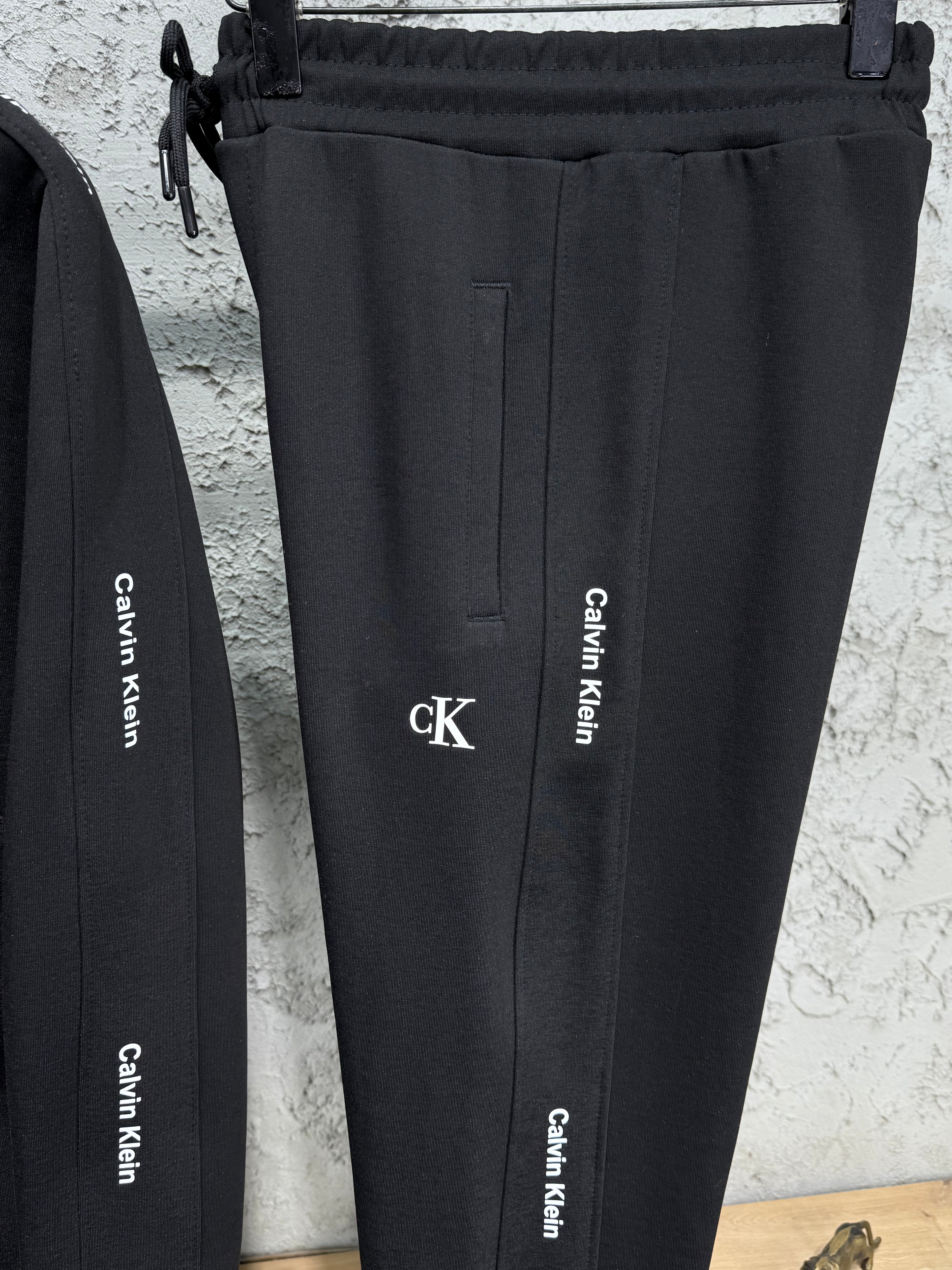 Calvin Klein Erkek Siyah Kapüşonlu Eşofman Takımı – Logolu Premium Seri