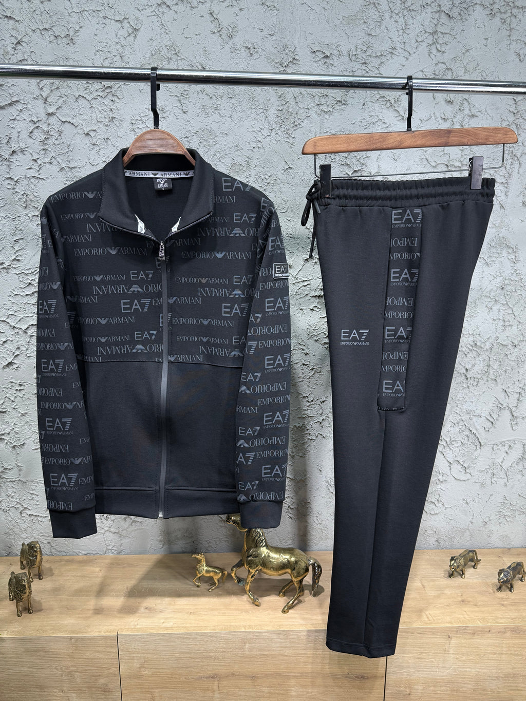 Emporio Armani EA7 Erkek Siyah Logolu Eşofman Takımı – Premium Seri