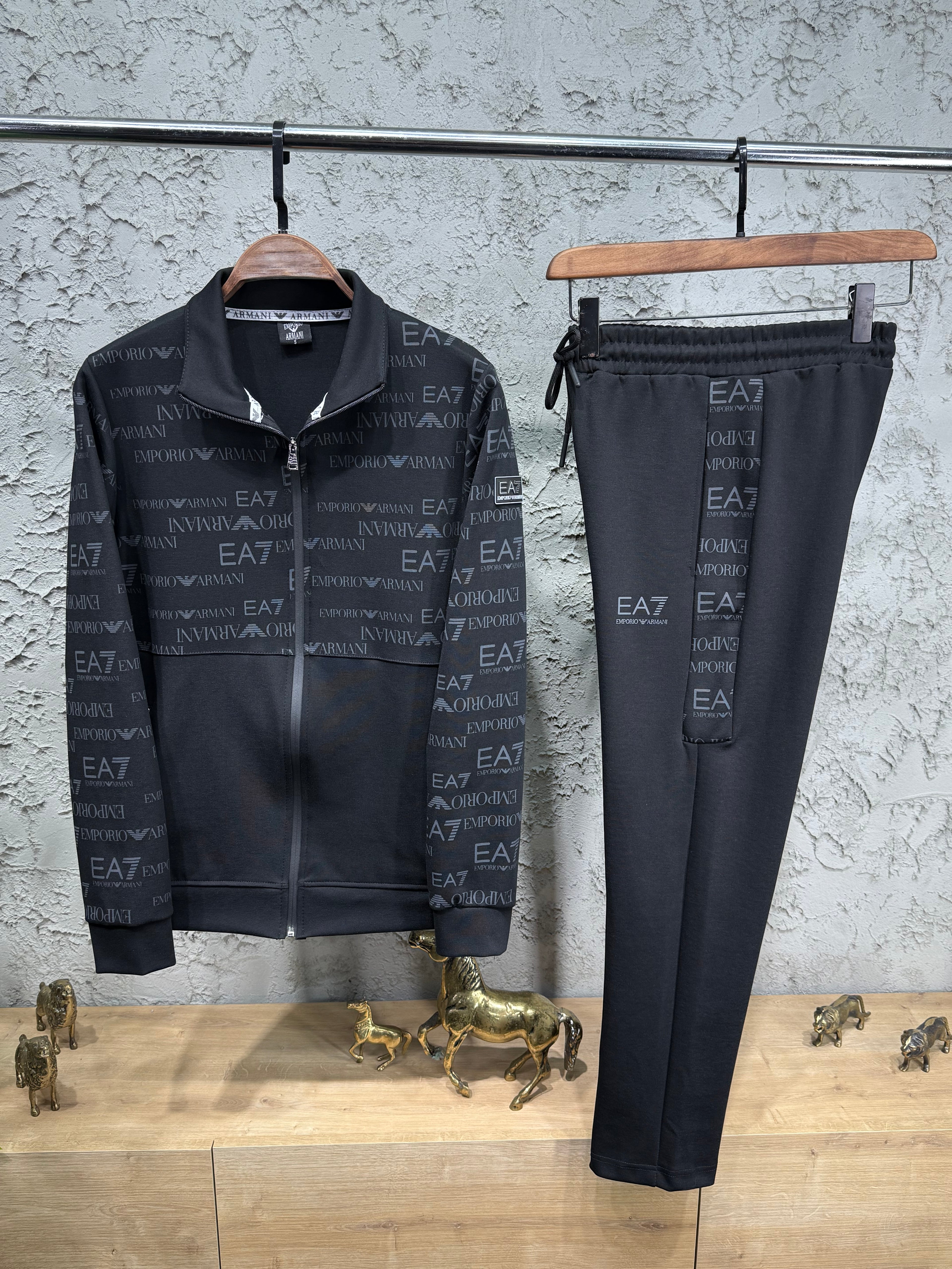 Emporio Armani EA7 Erkek Siyah Logolu Eşofman Takımı – Premium Seri