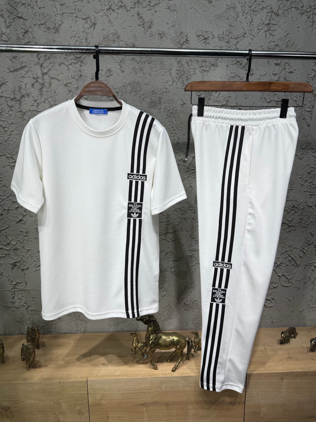 Adidas Nakışlı Beyaz T-shirt & Eşofman Takımı