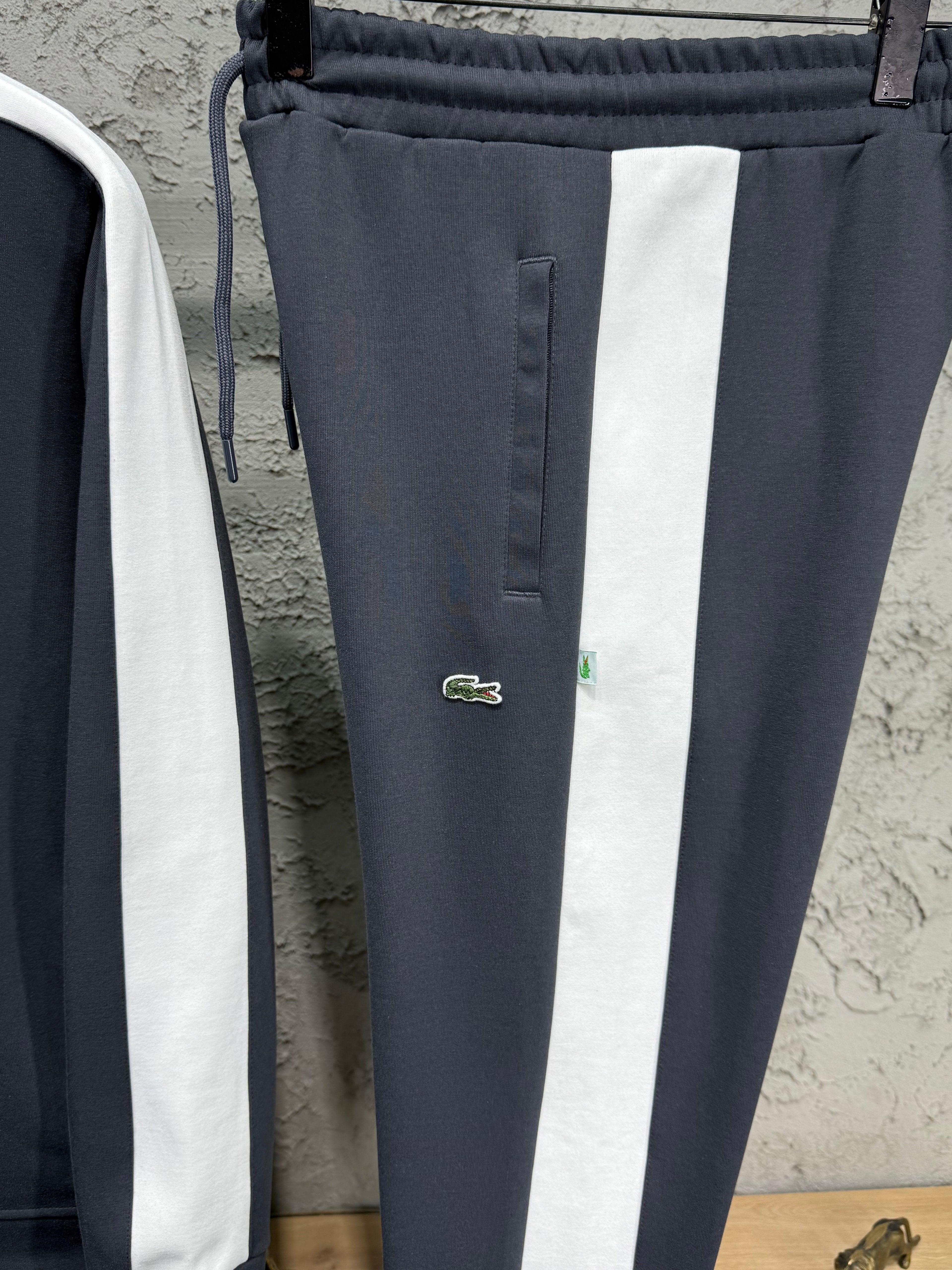 Lacoste Erkek Antrasit-Beyaz Fermuarlı Eşofman Takımı – Premium Seri