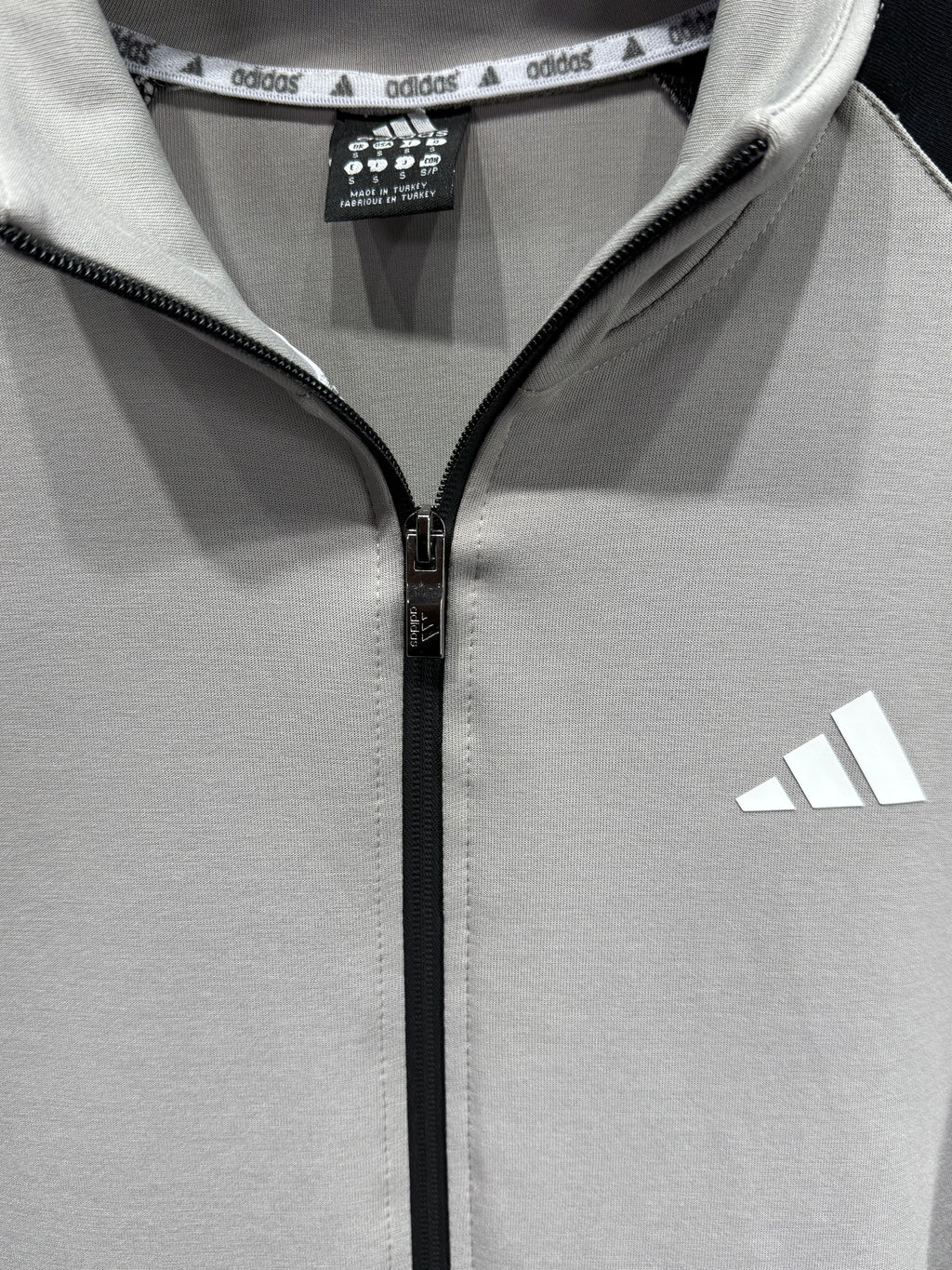 Adidas Erkek Açık Gri-Siyah Fermuarlı Eşofman Takımı – 3 Çizgi Detaylı Premium Seri