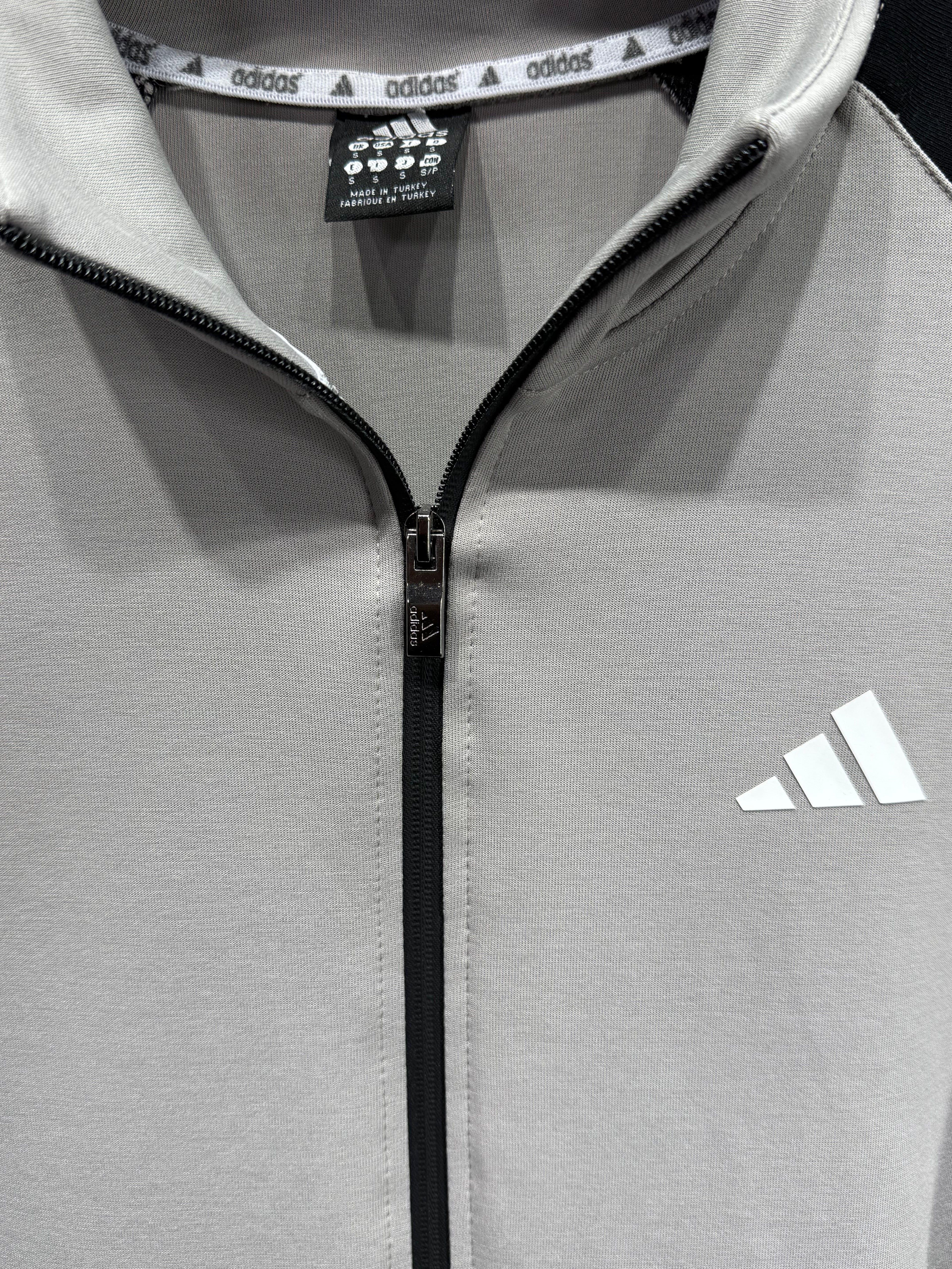 Adidas Erkek Açık Gri-Siyah Fermuarlı Eşofman Takımı – 3 Çizgi Detaylı Premium Seri