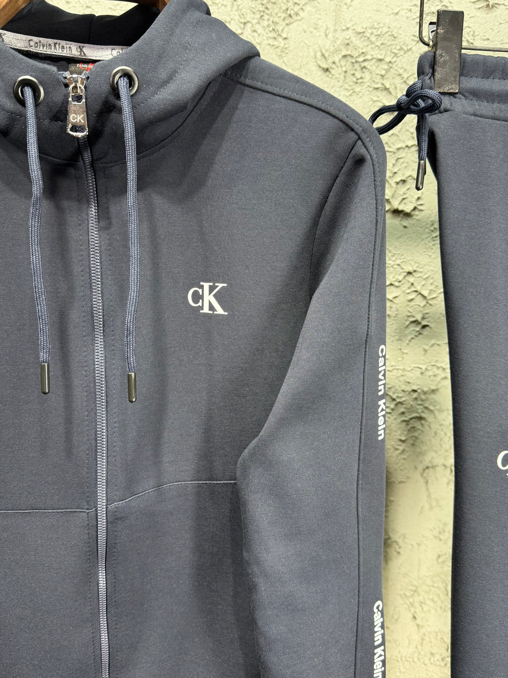 Calvin Klein Erkek Lacivert Kapüşonlu Eşofman Takımı – Logolu Premium Seri