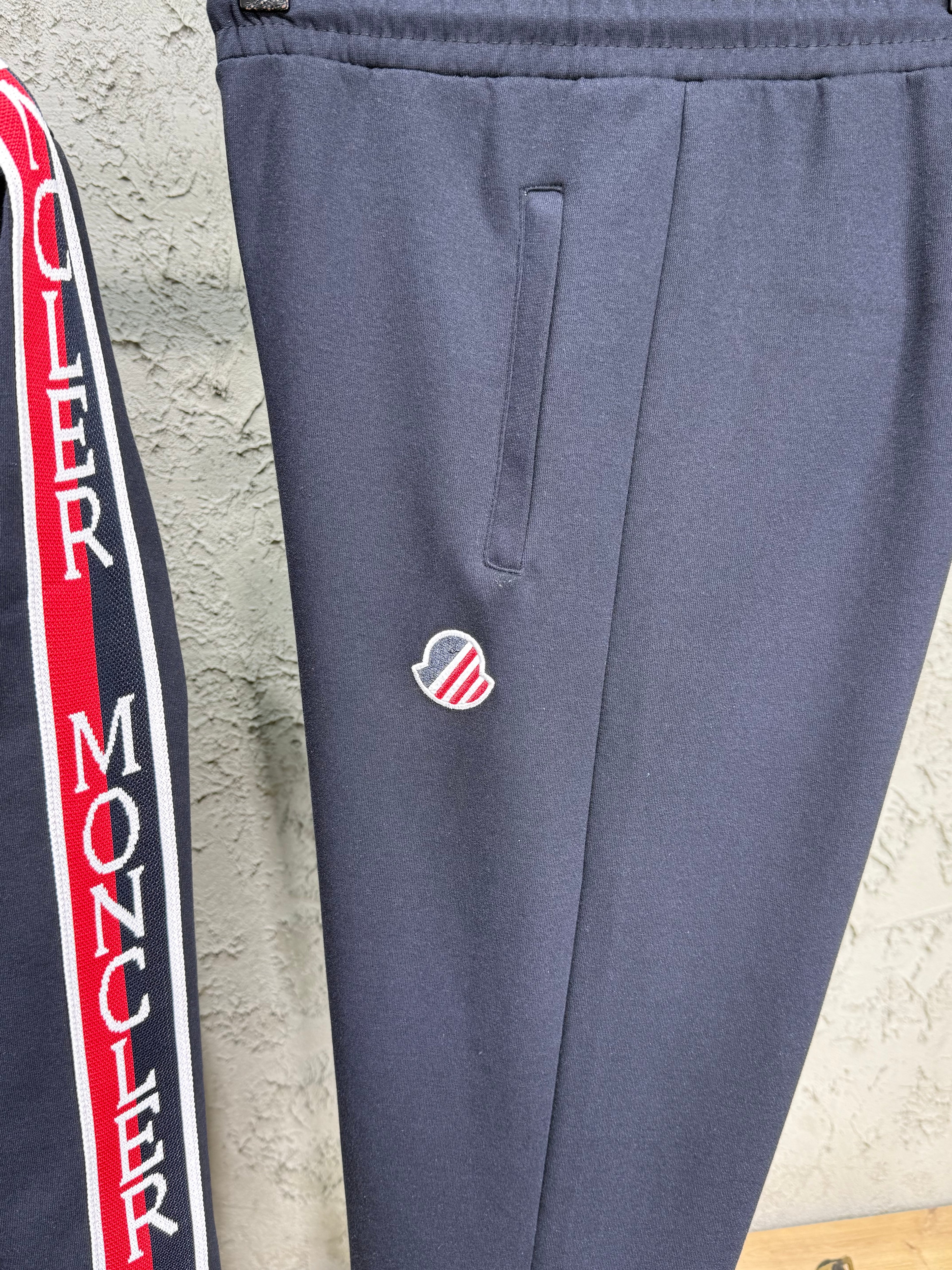 Moncler Erkek Lacivert Fermuarlı Eşofman Takımı – Şerit Logo Detaylı Premium Model