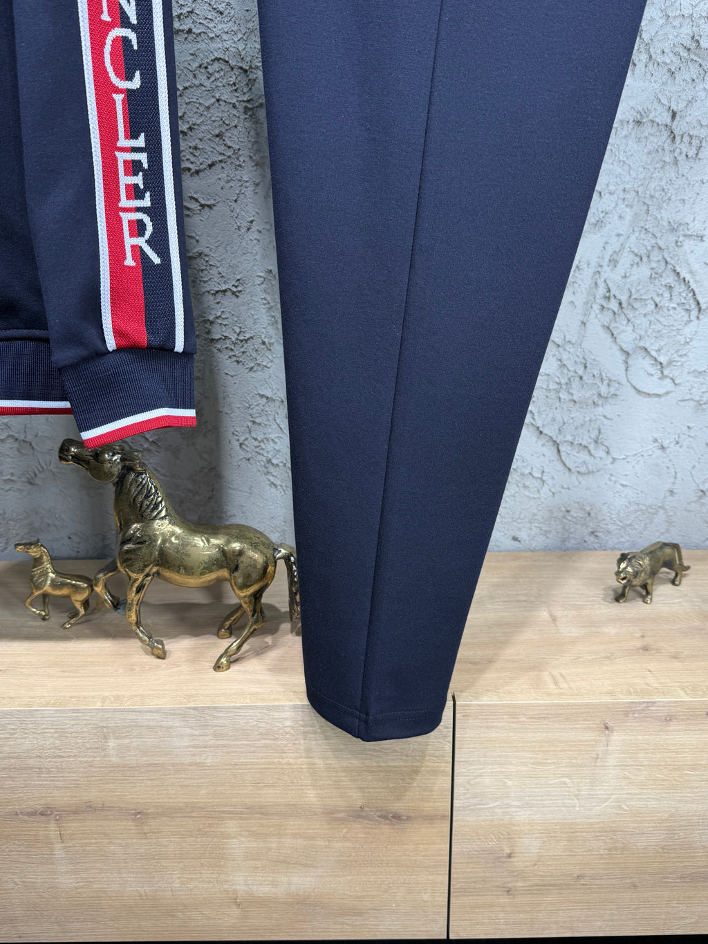 Moncler Erkek Lacivert Fermuarlı Eşofman Takımı – Şerit Logo Detaylı Premium Model