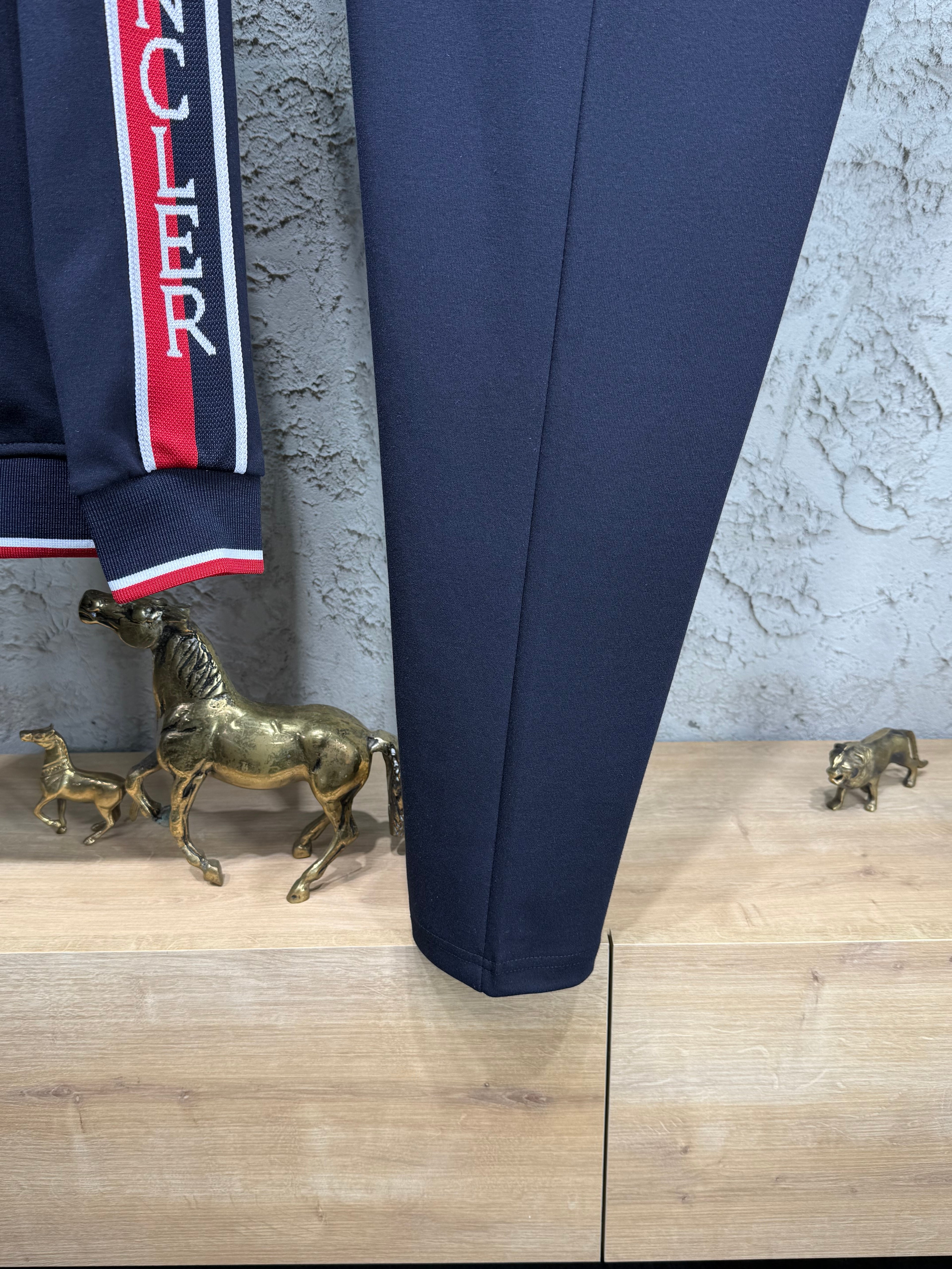 Moncler Erkek Lacivert Fermuarlı Eşofman Takımı – Şerit Logo Detaylı Premium Model