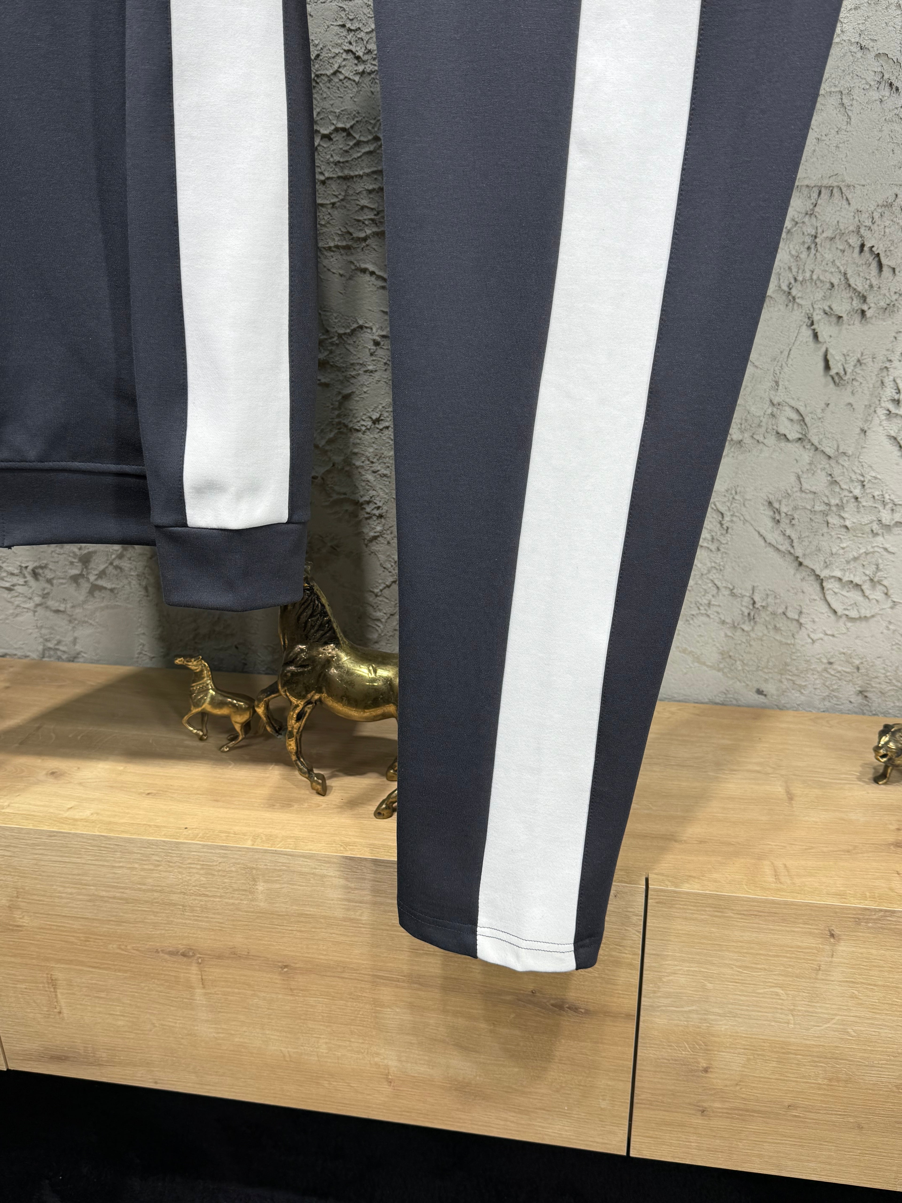 Lacoste Erkek Antrasit-Beyaz Fermuarlı Eşofman Takımı – Premium Seri