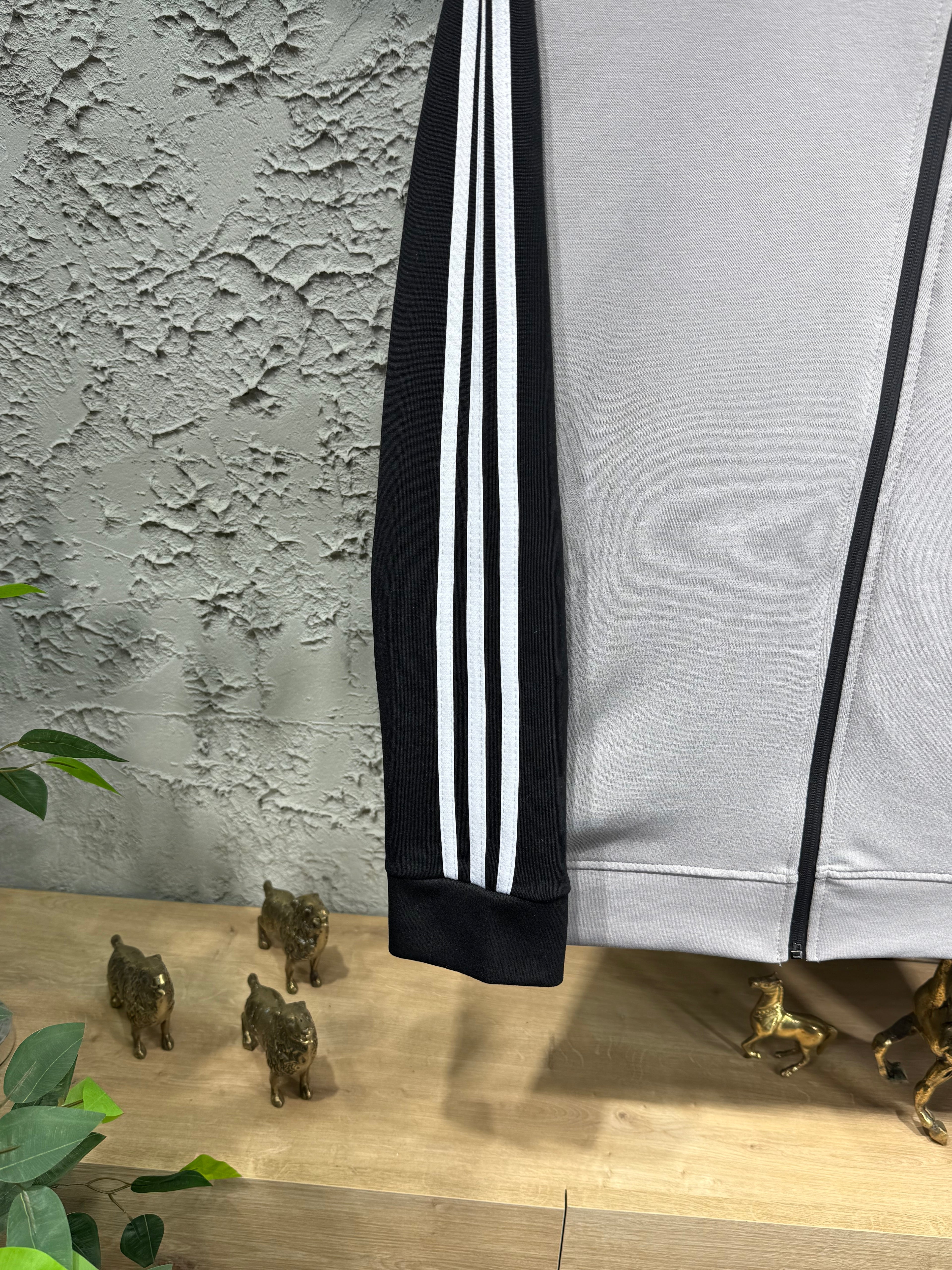 Adidas Erkek Açık Gri-Siyah Fermuarlı Eşofman Takımı – 3 Çizgi Detaylı Premium Seri