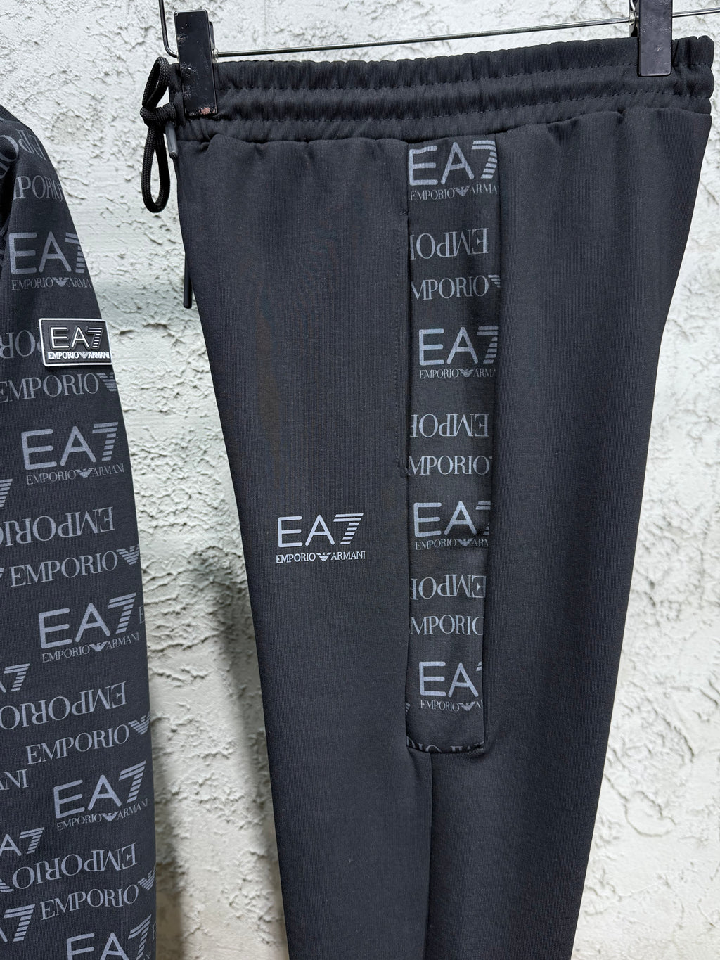 Emporio Armani EA7 Erkek Siyah Logolu Eşofman Takımı – Premium Seri