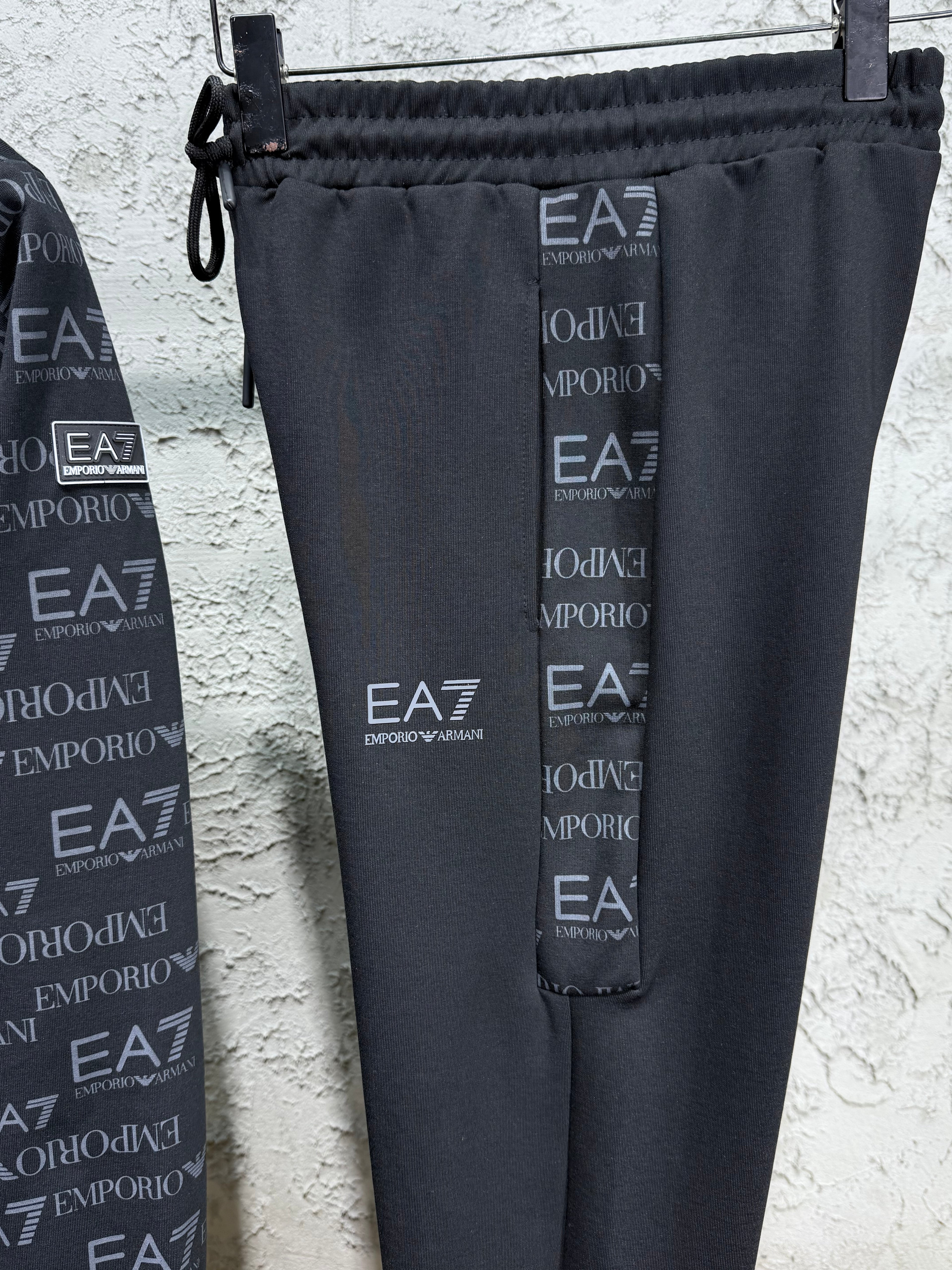 Emporio Armani EA7 Erkek Siyah Logolu Eşofman Takımı – Premium Seri