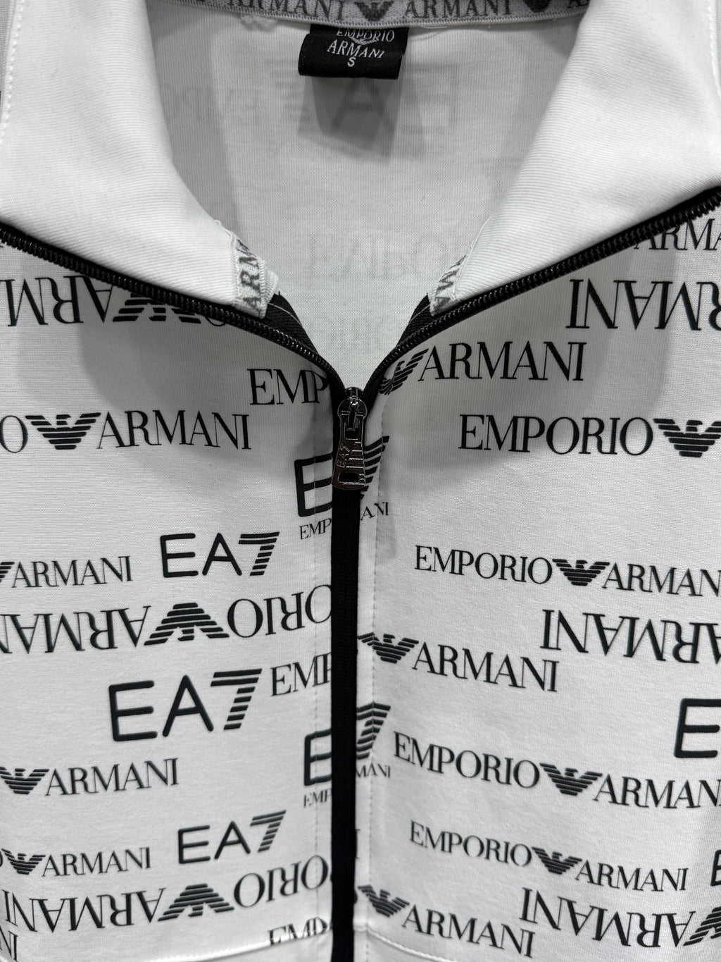 Emporio Armani EA7 Erkek Beyaz-Siyah Logolu Eşofman Takımı – Premium Seri