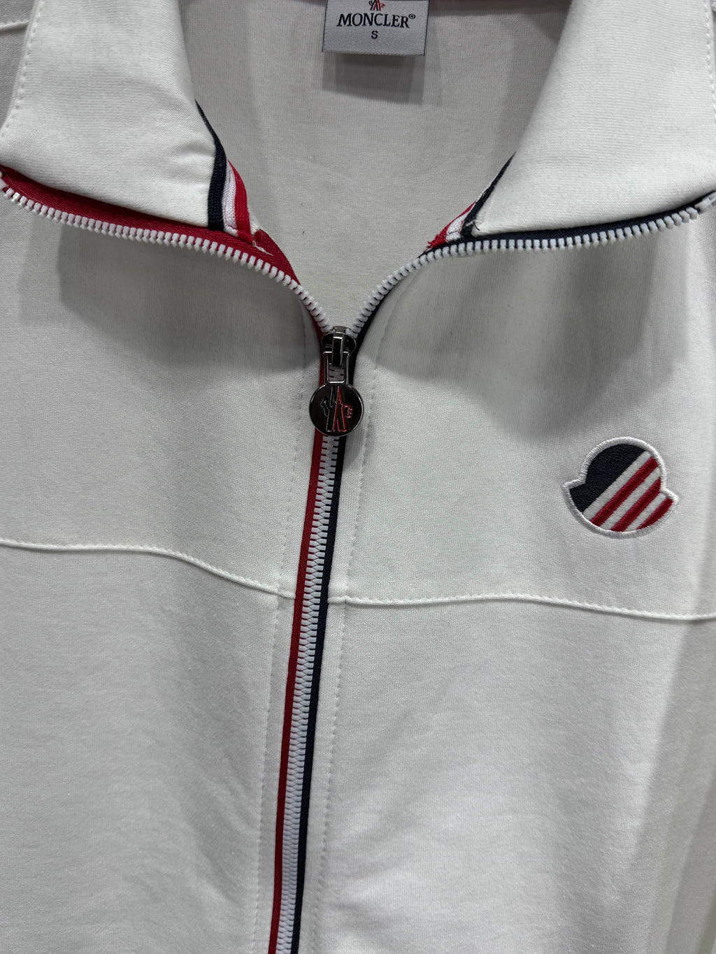 Moncler Erkek Beyaz-Siyah Fermuarlı Eşofman Takımı – Logo Detaylı Premium Seri