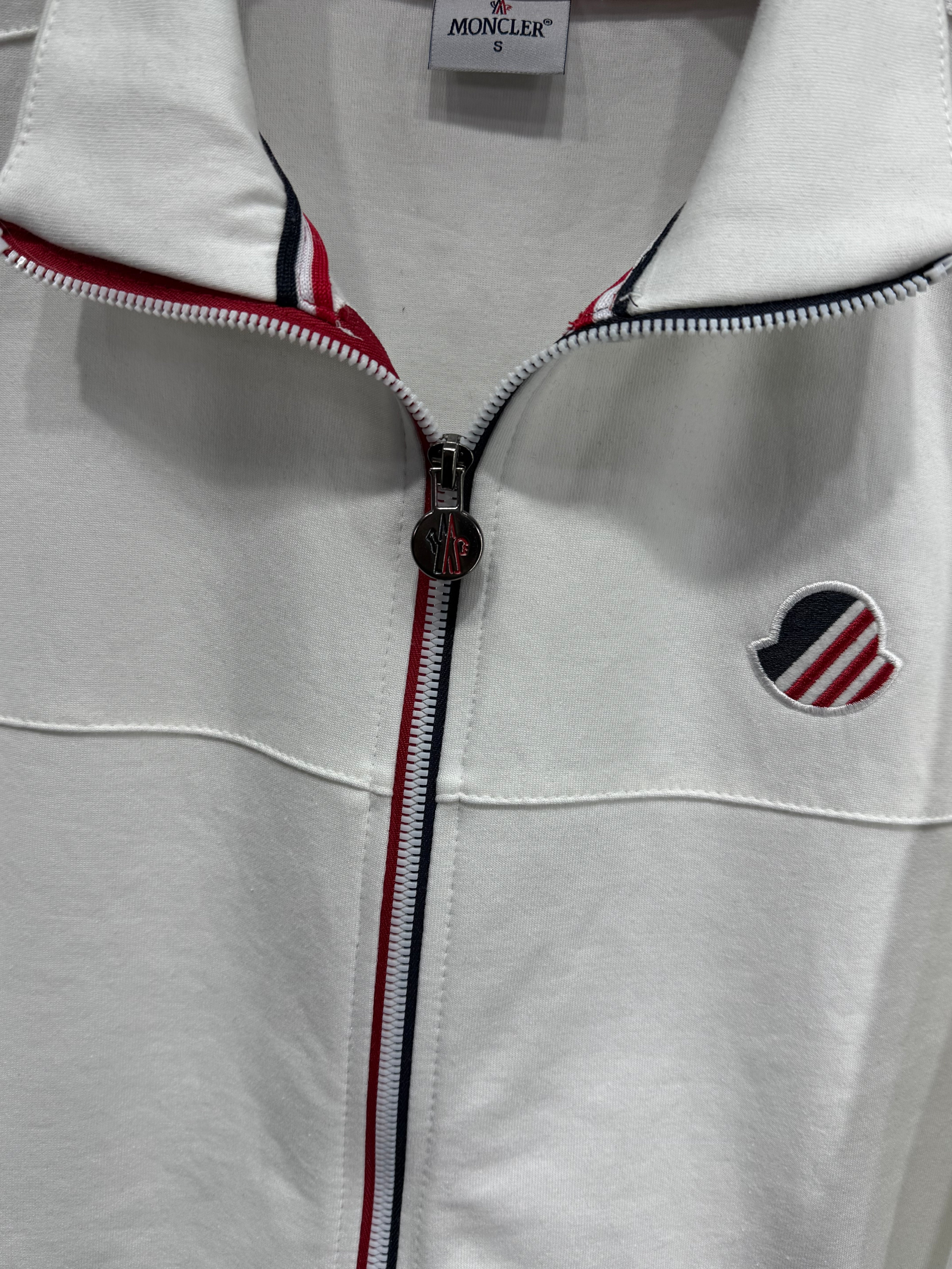 Moncler Erkek Beyaz-Siyah Fermuarlı Eşofman Takımı – Logo Detaylı Premium Seri